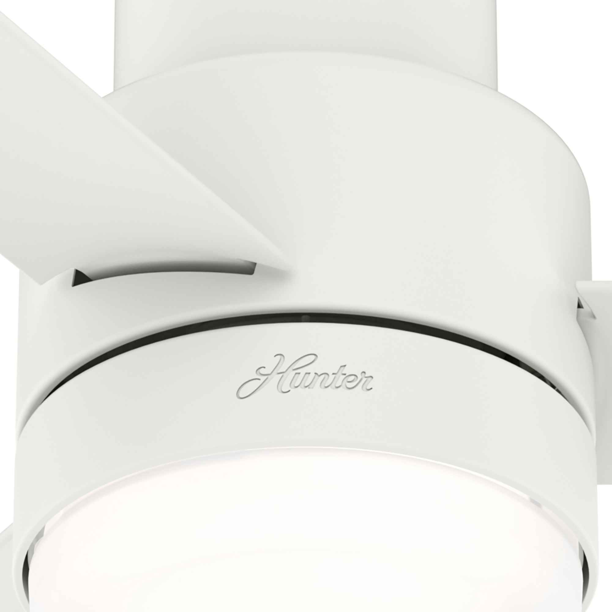 Weißer Deckenventilator mit drei Flügeln und Licht. Hunter-Logo sichtbar.