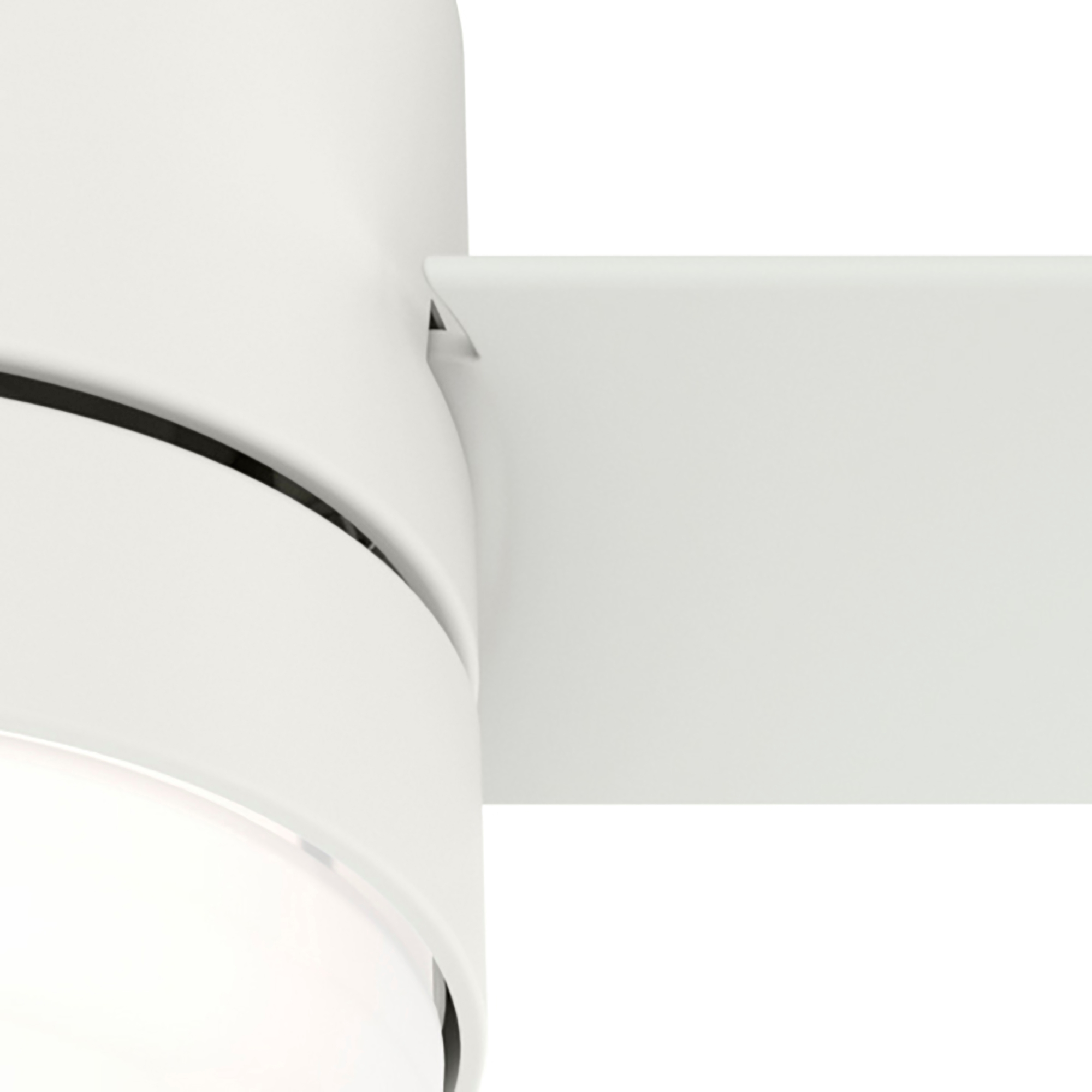 Nahaufnahme eines weißen Deckenventilators, Ventilatorkopf mit Licht und Flügeln.