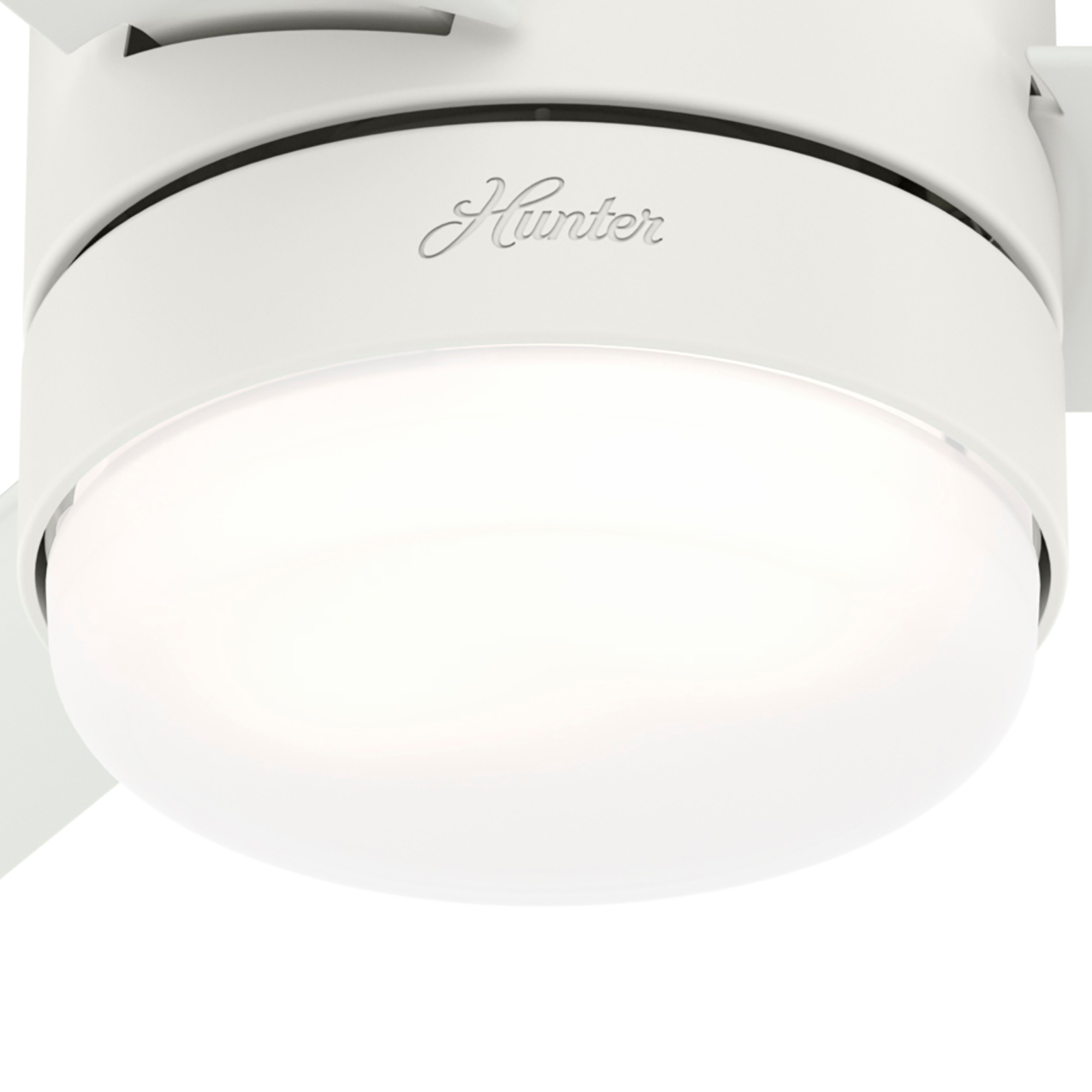 Nahaufnahme eines Deckenventilators, weiß mit Licht am Boden und Flügeln.