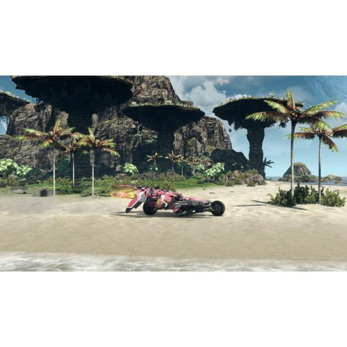 Un'auto da corsa su una spiaggia con palme e rocce sullo sfondo.
