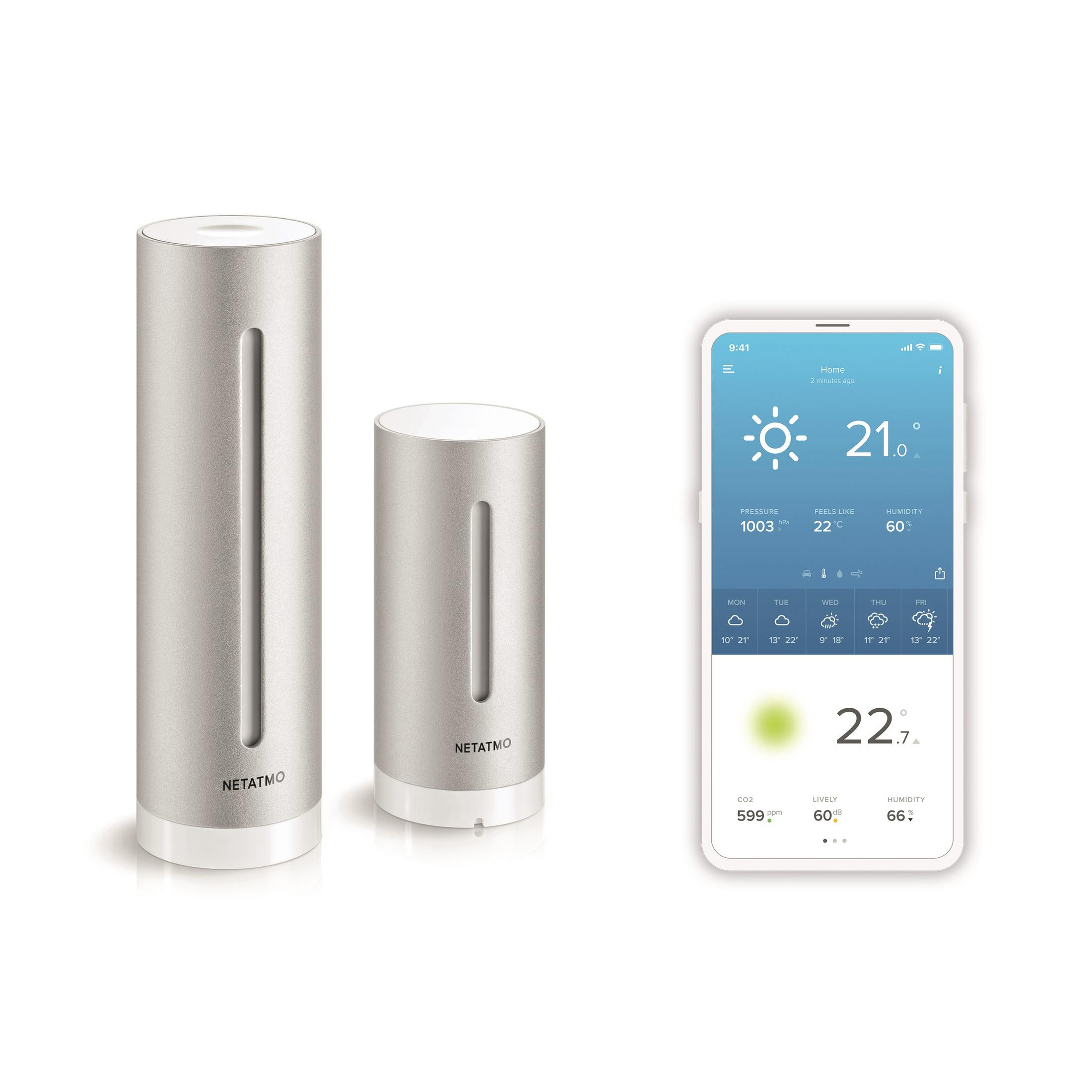 Dwa srebrne urządzenia Netatmo i smartfon wyświetlający dane pogodowe: temperaturę, ciśnienie i wilgotność.