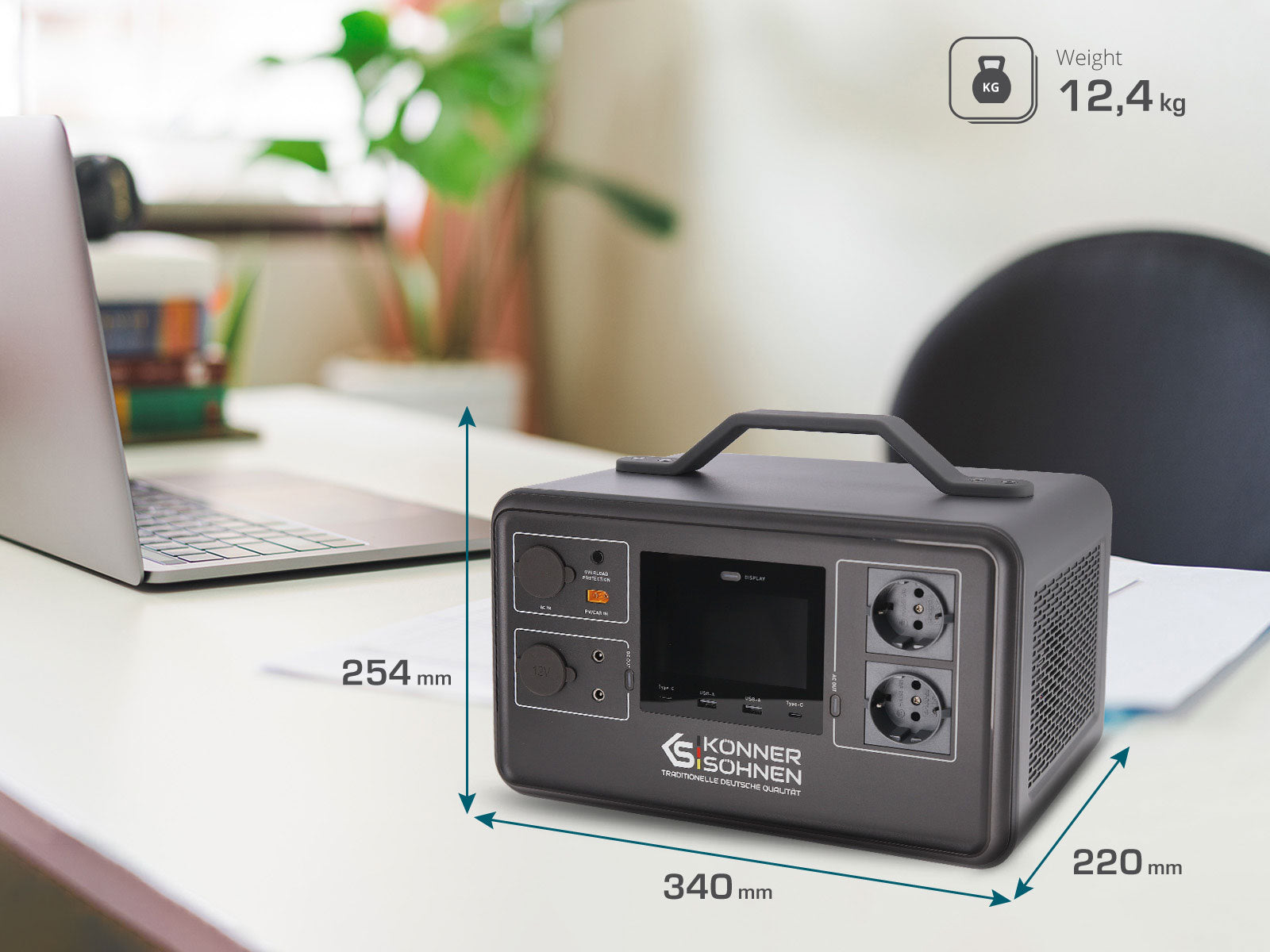 Stacja zasilania z wymiarami. Szara, na biurku z laptopem. Pokazuje gniazda i wyświetlacz cyfrowy.