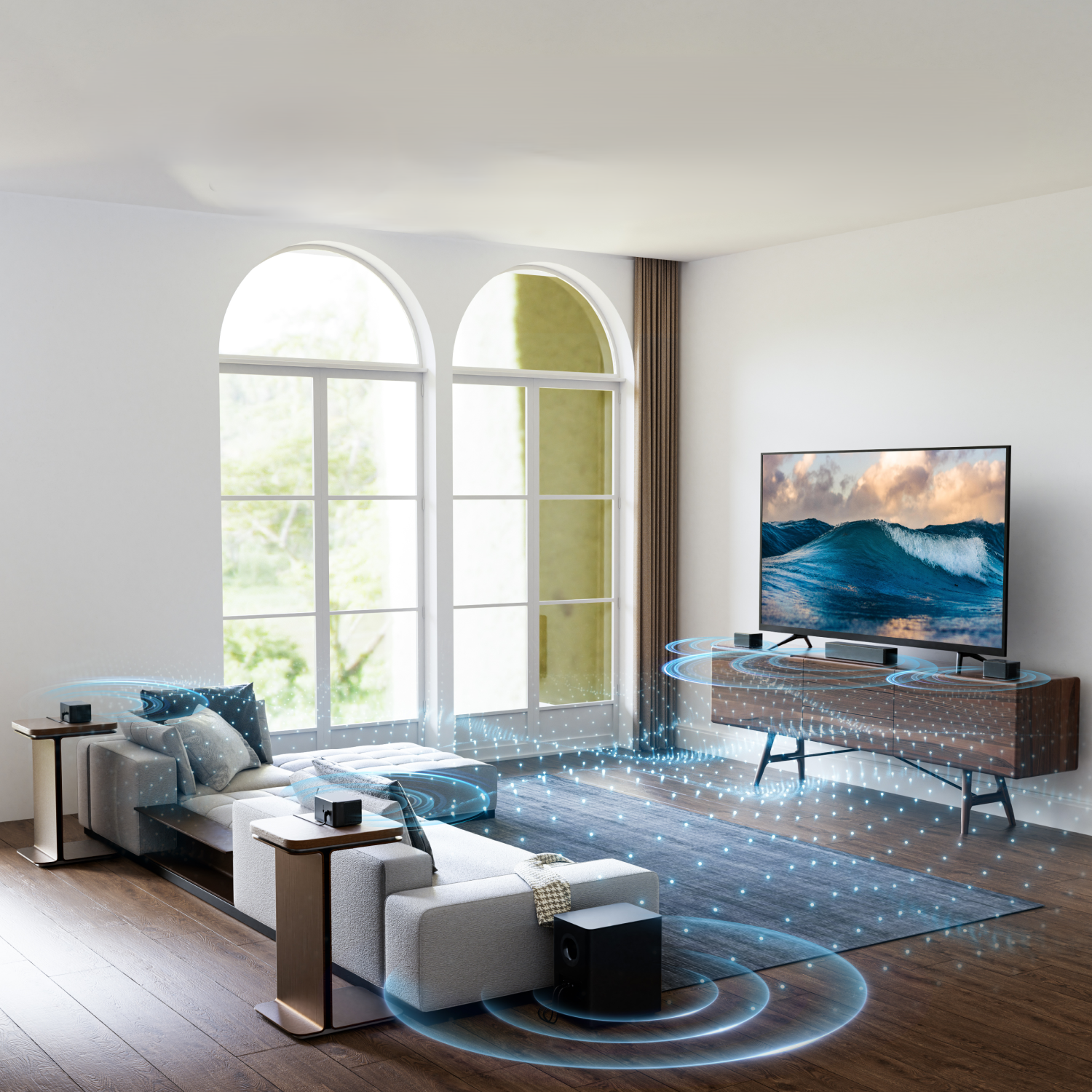 Salon z dużym telewizorem, systemem dźwiękowym, sofą i oknem. Niebieskie fale dźwiękowe emanują z telewizora i głośników.