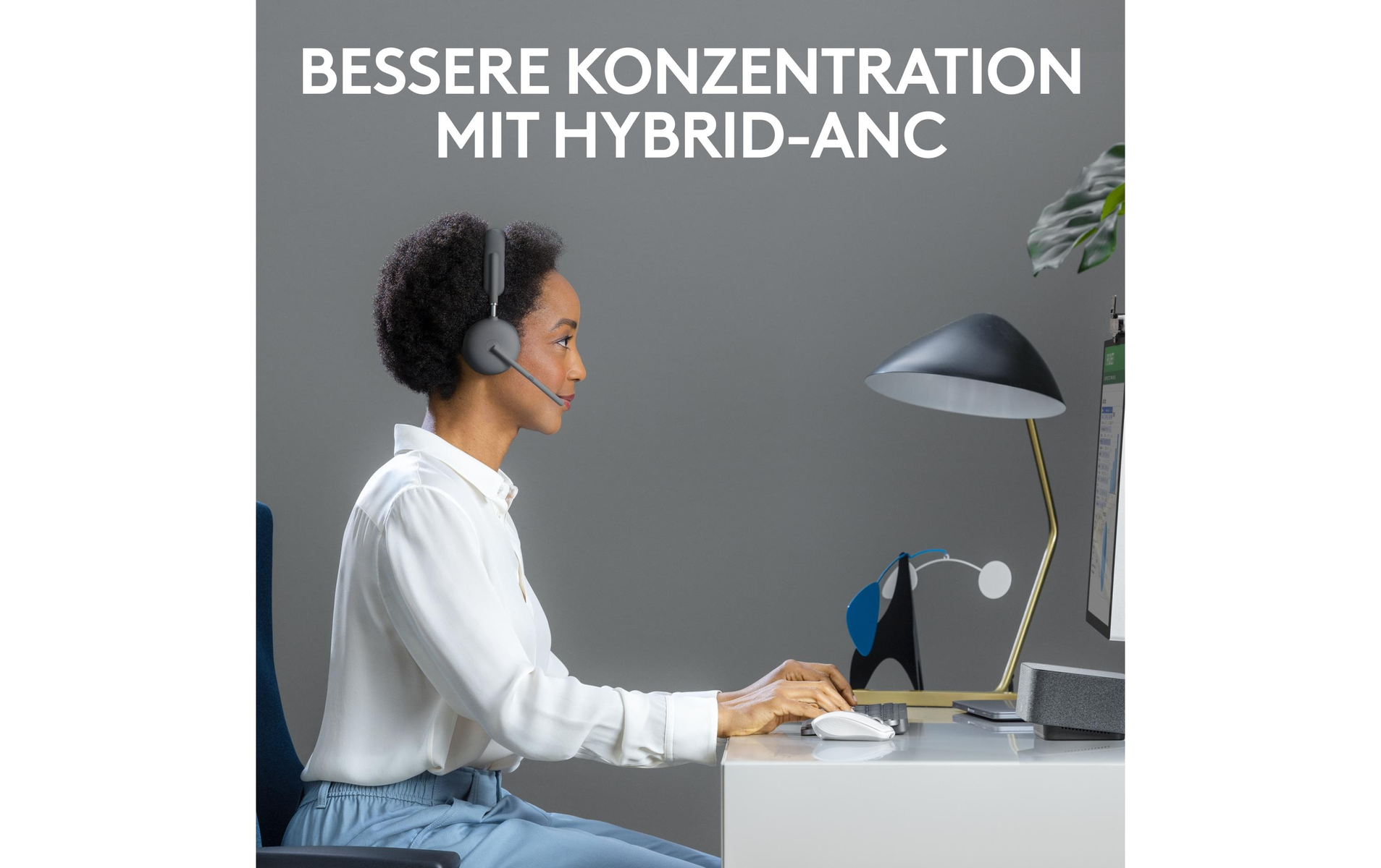 Kobieta używająca zestawu słuchawkowego i laptopa, siedząca przy biurku. Tekst: Lepsza koncentracja z Hybrid-ANC.