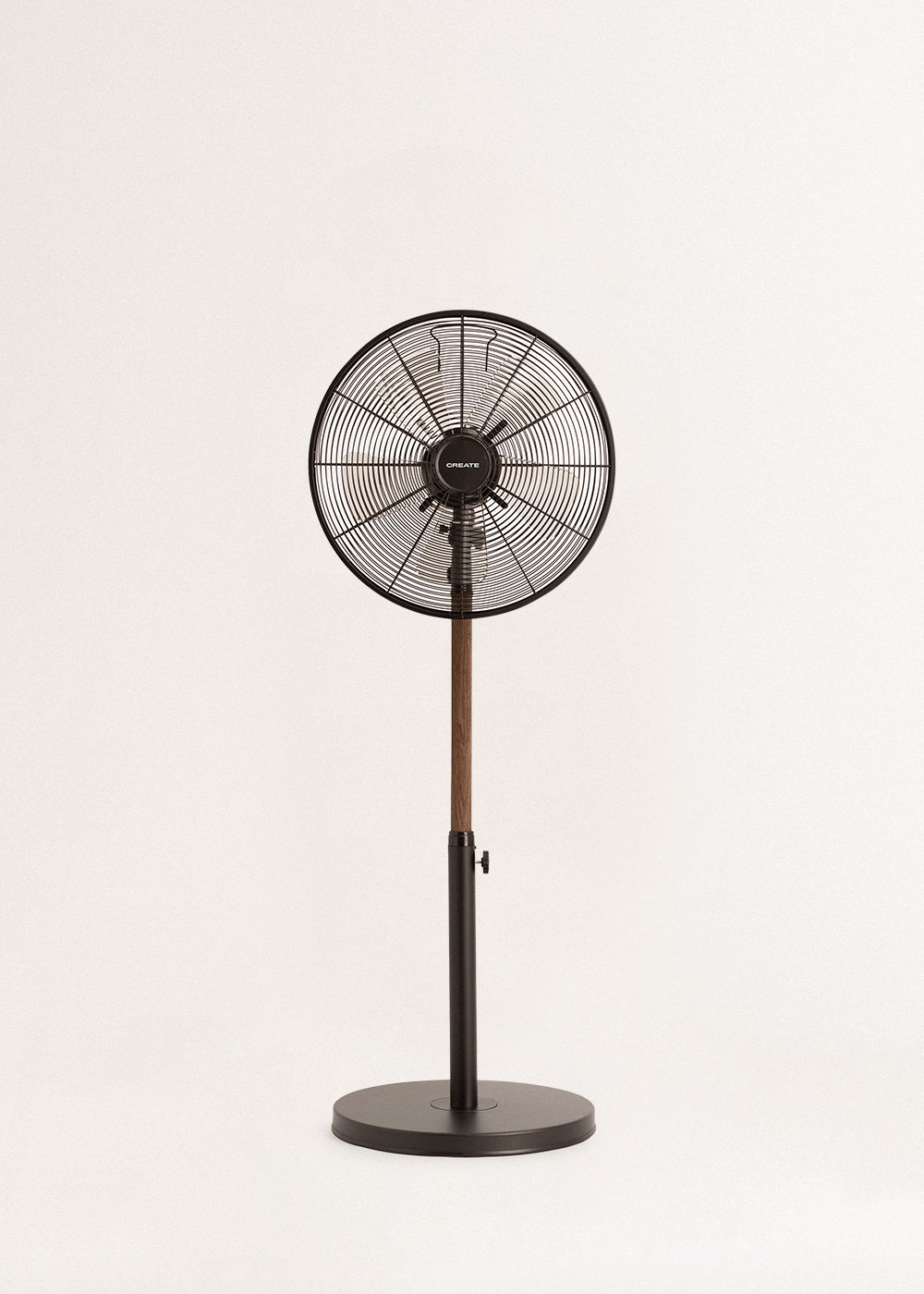 Un ventilador eléctrico moderno sobre un soporte, aislado sobre un fondo blanco.