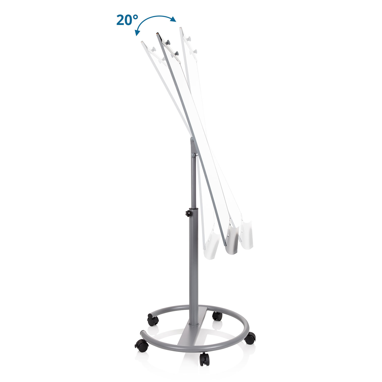 Eine mobile weiße Tafel auf einem rollenden Ständer. Die Tafel ist um 20 Grad abgewinkelt. Weißer Hintergrund.