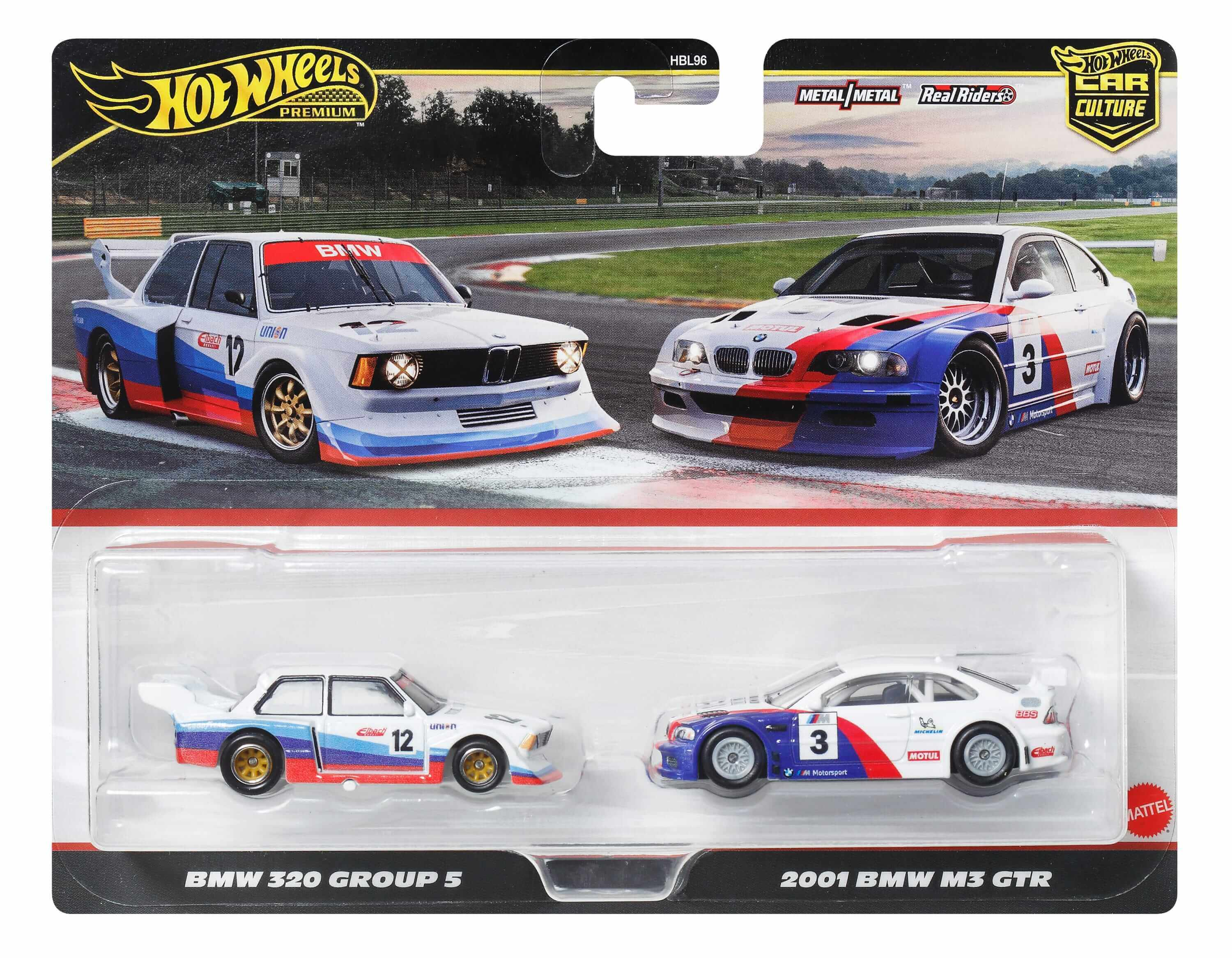 Zwei Spielzeugautos in einer Packung. Ein weißer BMW, der andere mit blauen und roten Details.