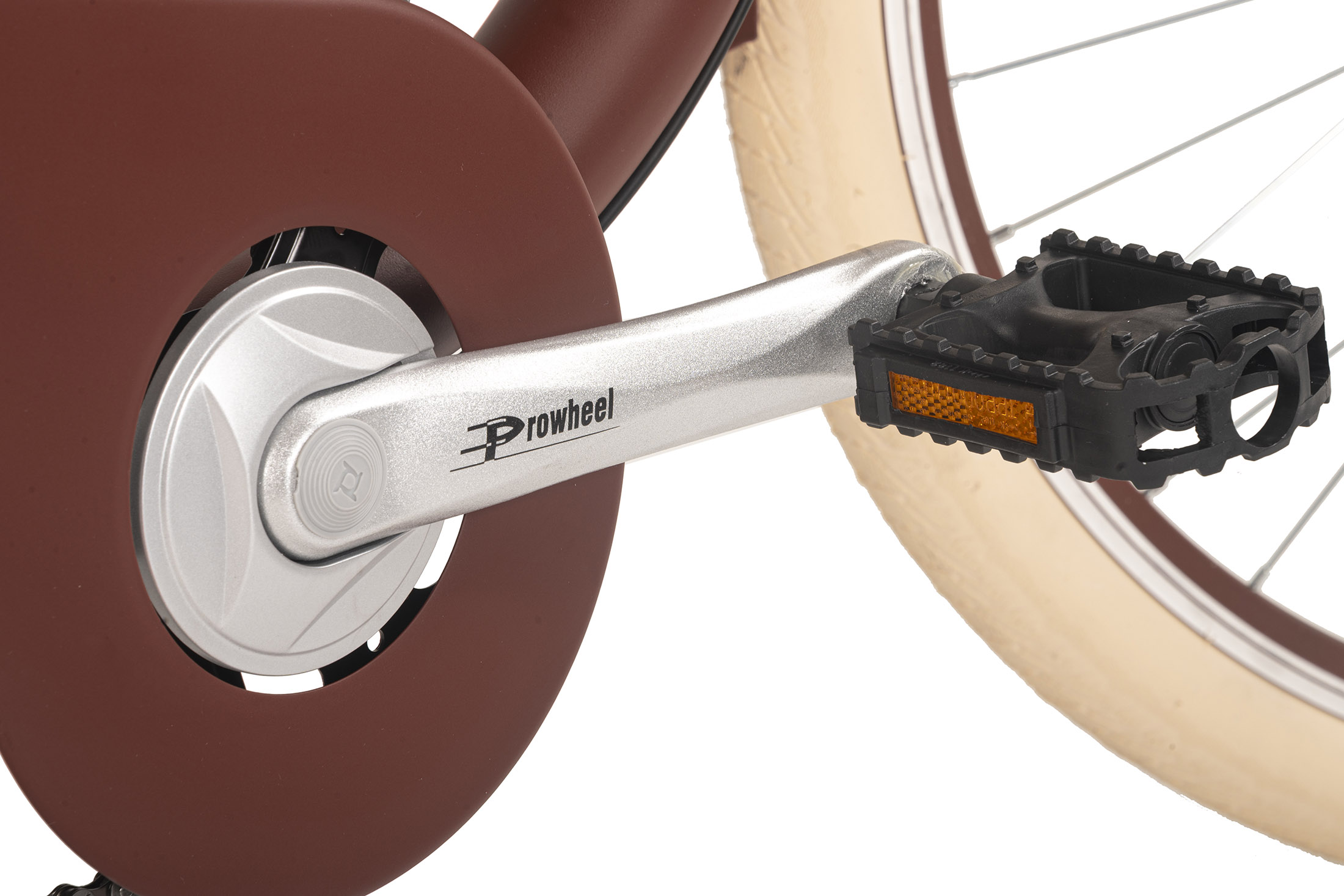Nahaufnahme von Fahrradpedal und Getriebeanordnung. Das Pedal ist schwarz-silber.
