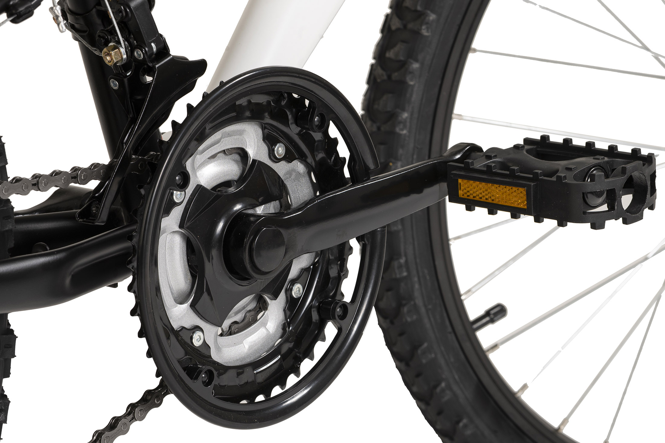 Nahaufnahme einer Fahrradkurbelgarnitur mit Kette und schwarzem Pedal mit gelbem Reflektor.