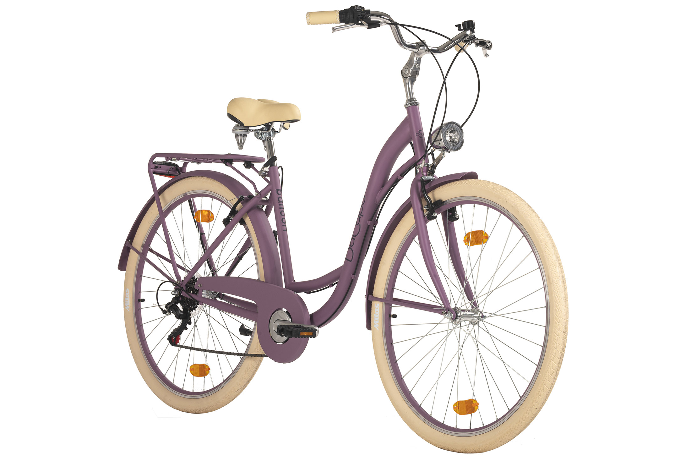 Lilafarbenes Citybike mit cremefarbenen Reifen und Sitz, sowie Gepäckträger, vor weißem Hintergrund.