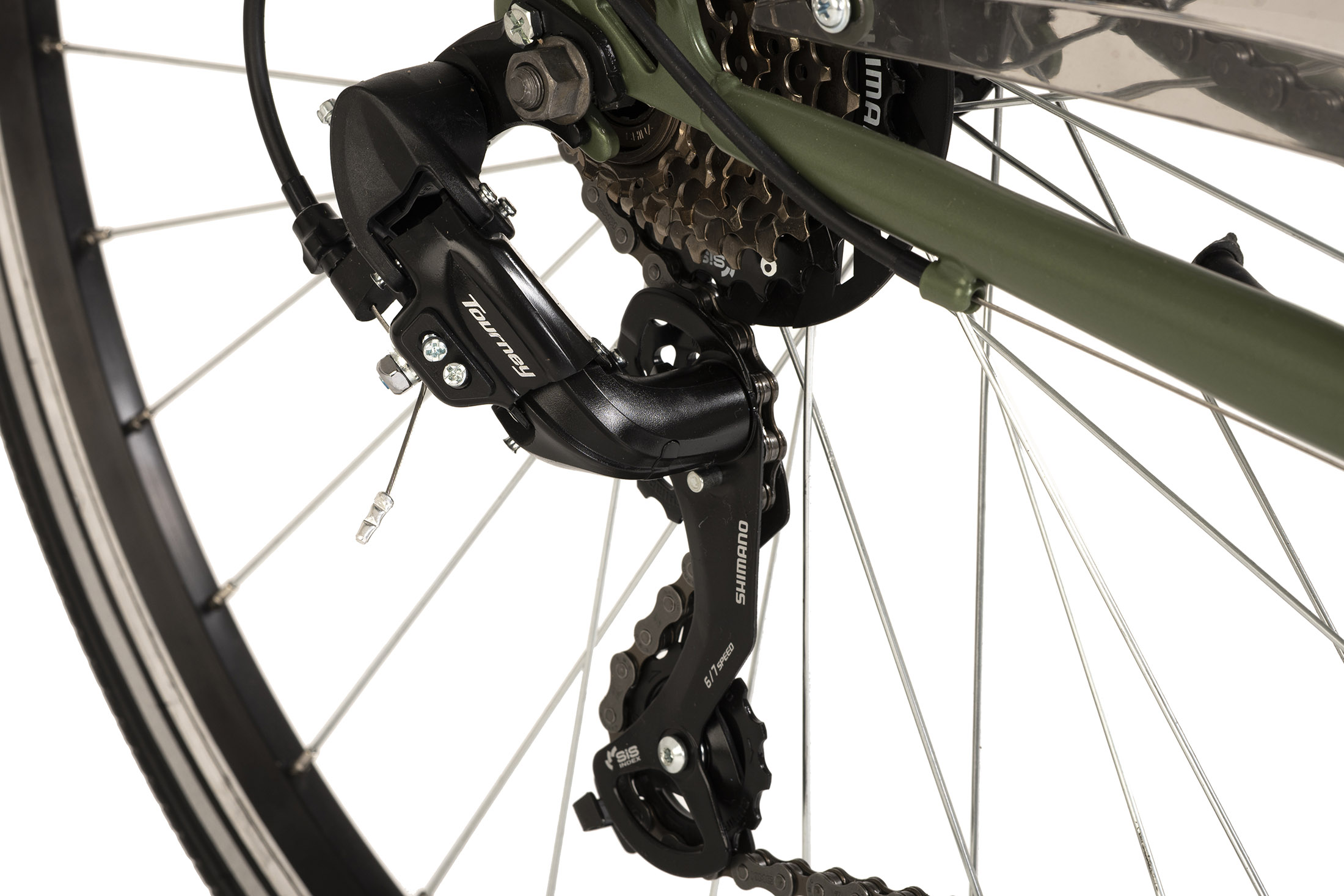 Nahaufnahme eines Shimano Tourney Schaltwerks an einem grünen Fahrrad, zeigt Zahnräder und Kettenglieder.