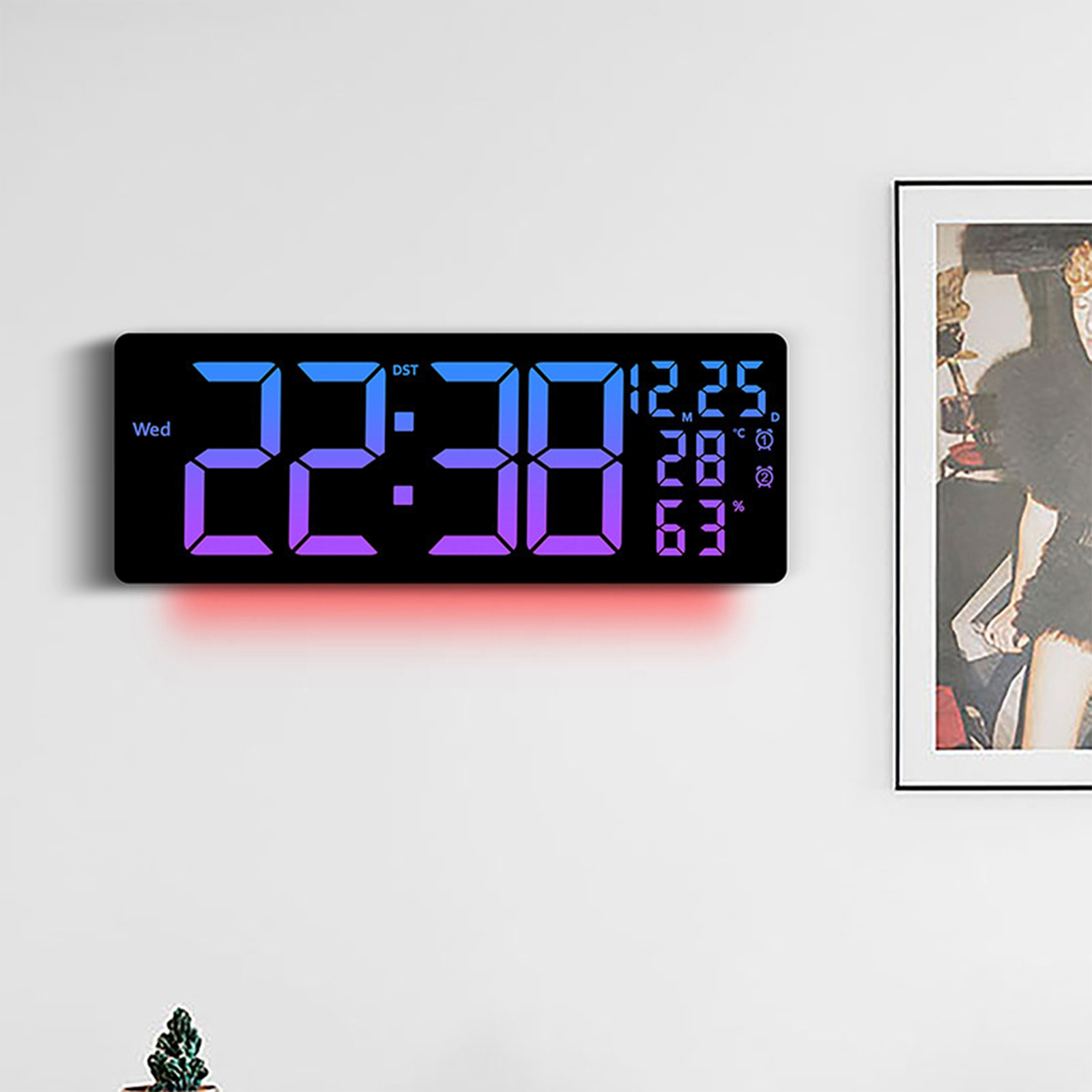 Digitaluhr, die 22:38 anzeigt, vor einer weißen Wand. Die Uhr hat eine regenbogenfarbene Anzeige.