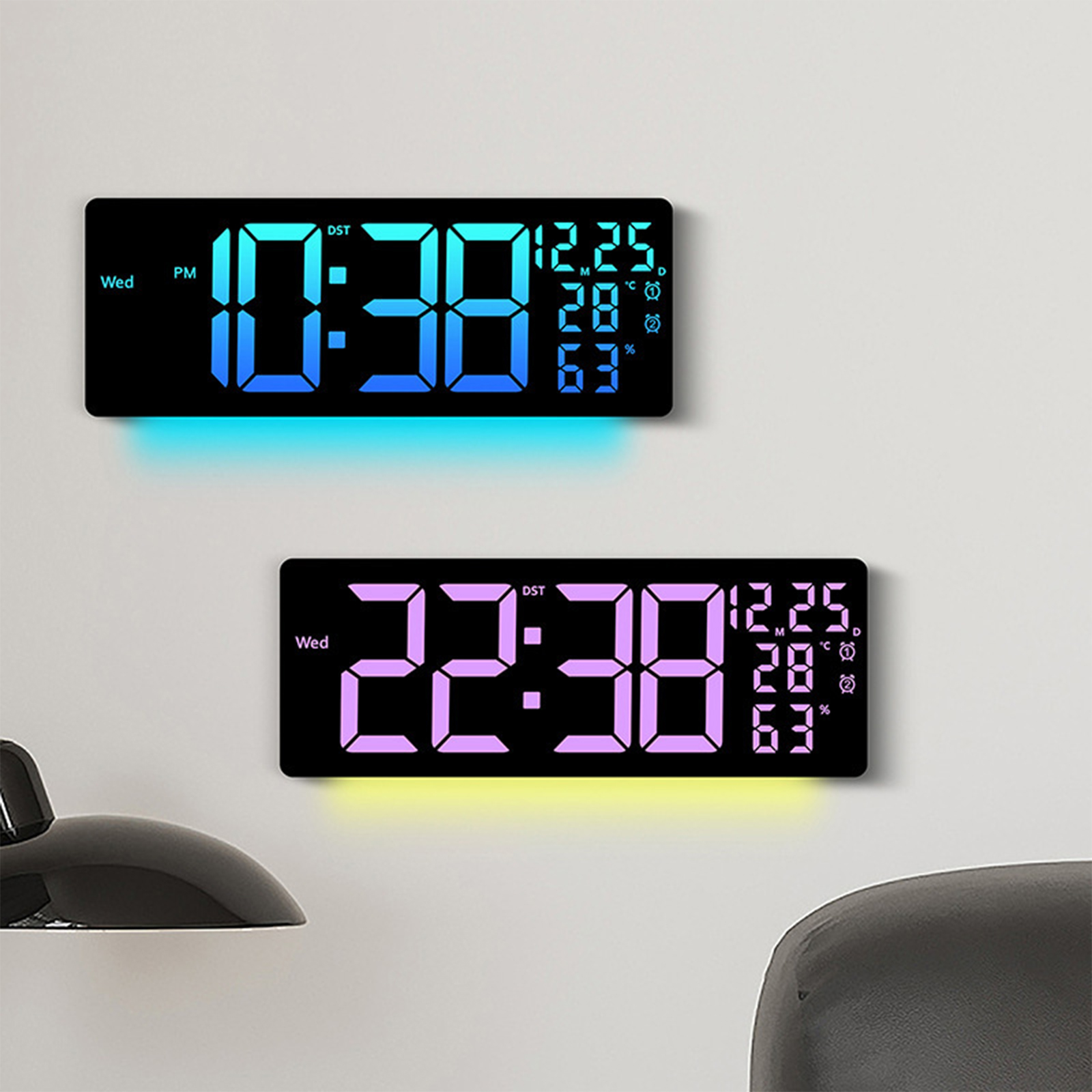 Zwei Digitaluhren an einer Wand. Die obere Uhr zeigt 10:38, die untere 22:38 an. Beide haben den Tag und die Temp.