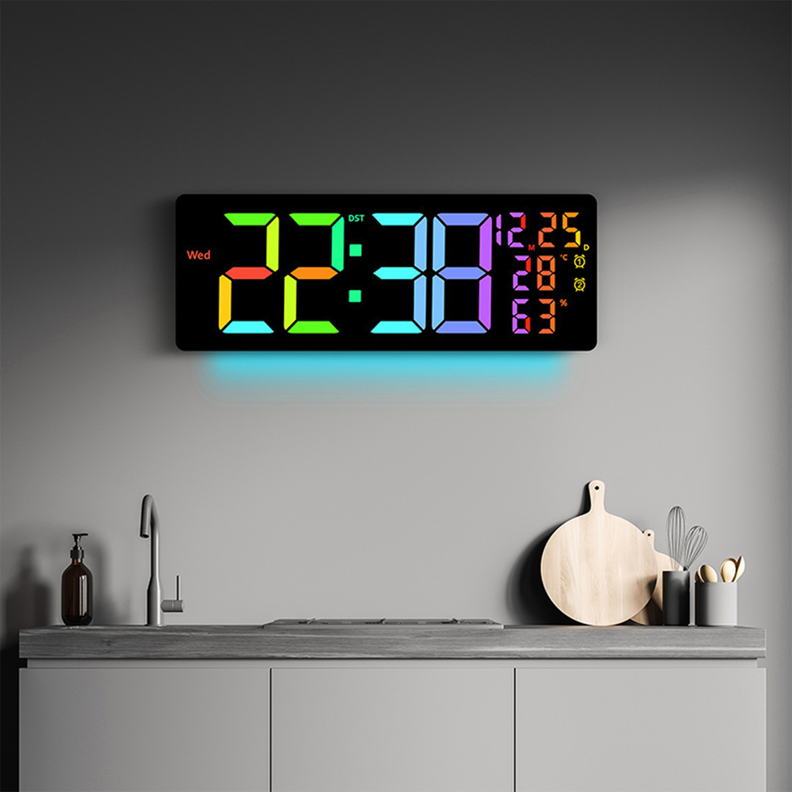 Digitaluhr mit Anzeige von Zeit, Temperatur und Luftfeuchtigkeit.