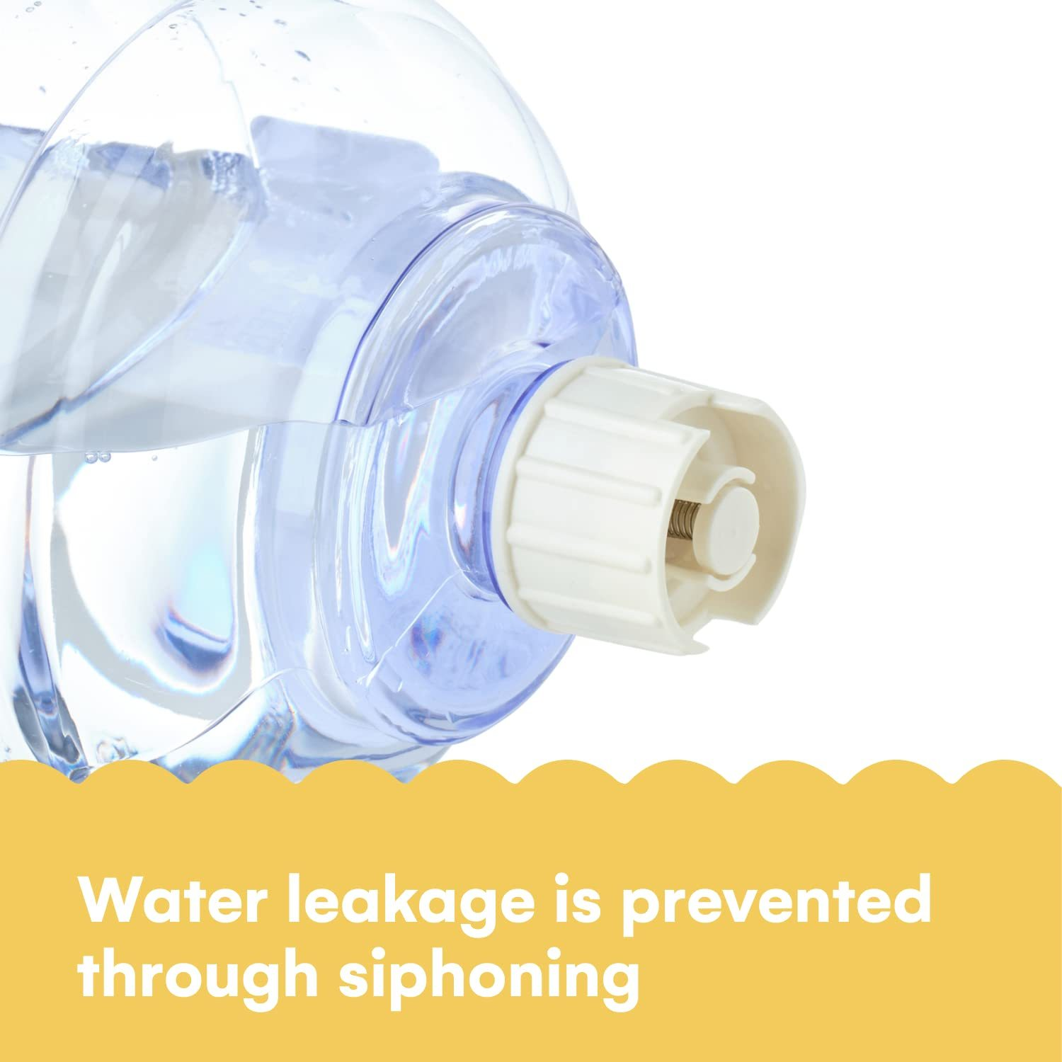 Nahaufnahme des Deckels einer Wasserflasche mit weißem Verschluss. Text: Wasseraustritt wird durch Siphon verhindert.