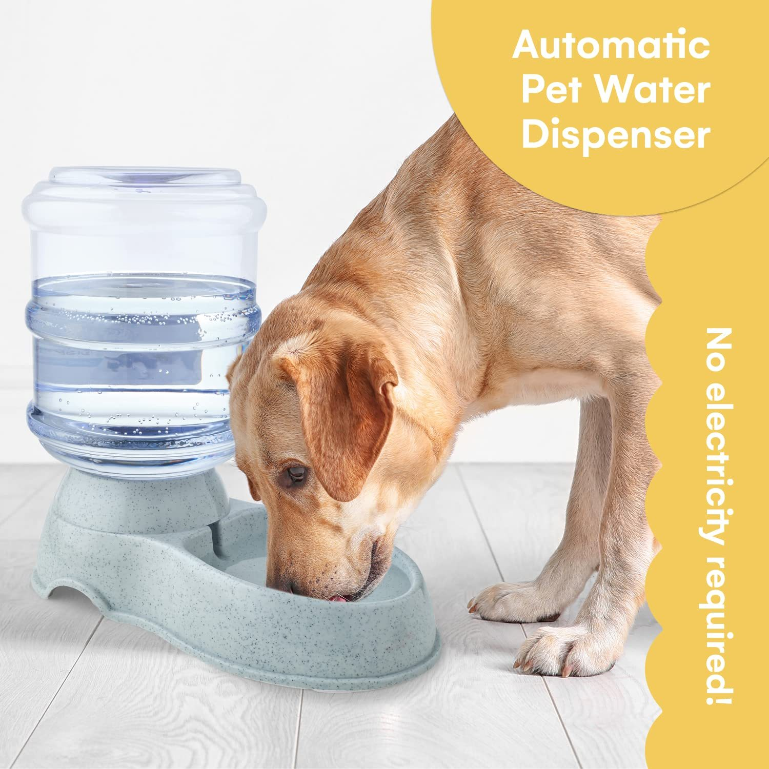 Ein Hund trinkt aus einem Haustier-Wasserspender. Der Spender hat einen Wassertank und eine Futterschüssel.