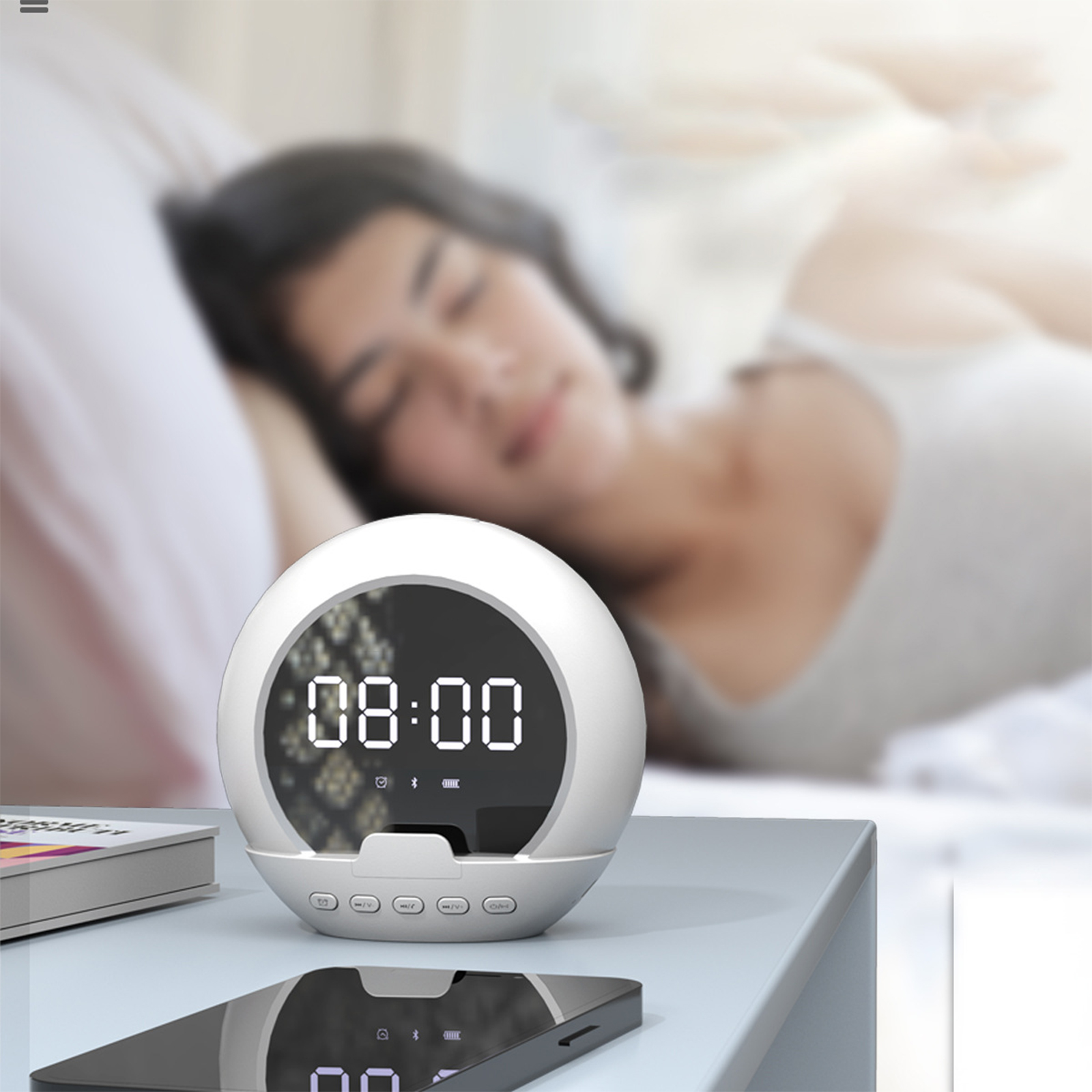Ein digitaler Wecker zeigt 08:00. Im Hintergrund schläft eine Frau mit Telefon.