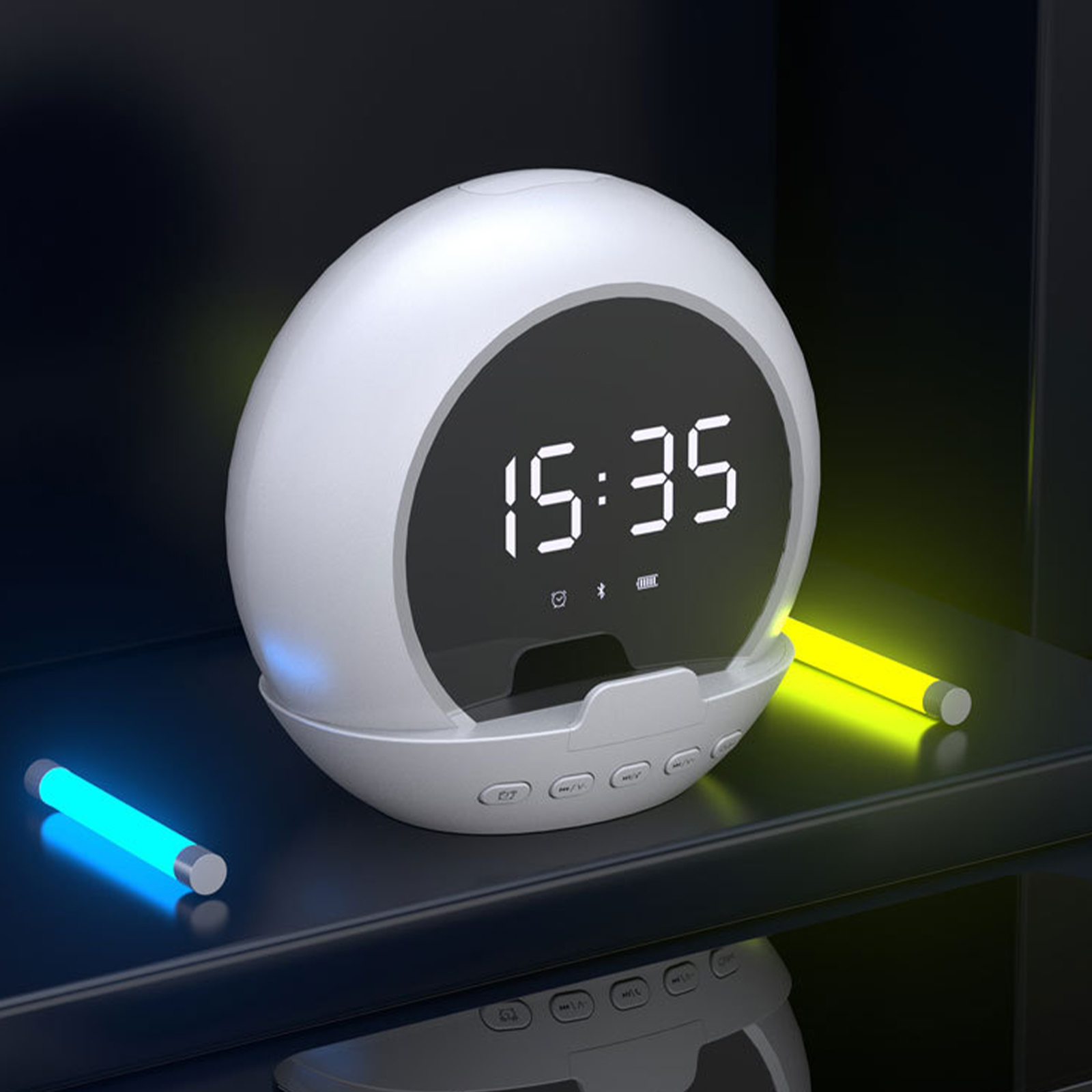 Ein weißer digitaler Wecker mit Anzeige 15:35, mit blauen und gelben Lichtern.