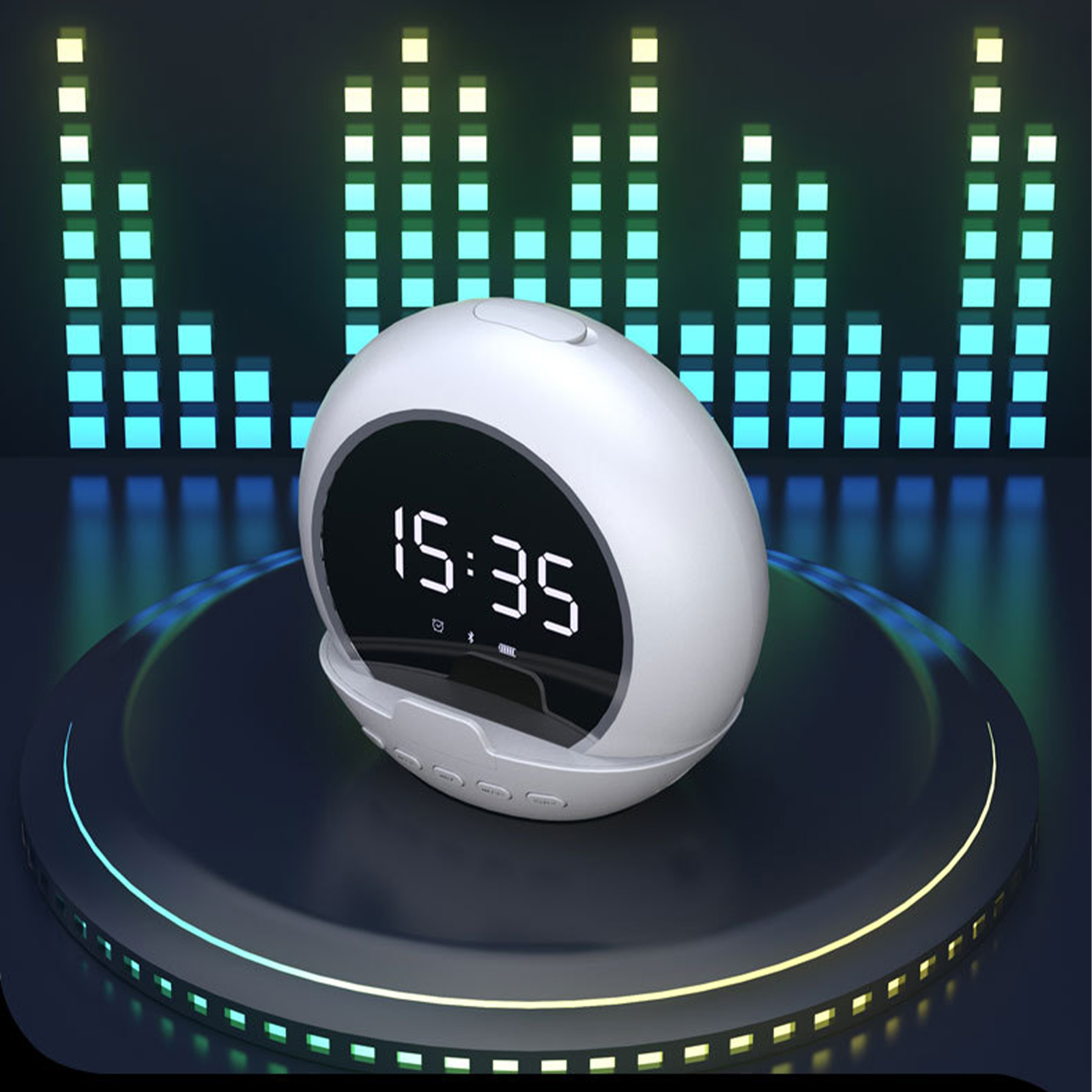 Wecker auf Ständer. Die Uhr zeigt 15:35. Hintergrund: Blaue und grüne Lichter.