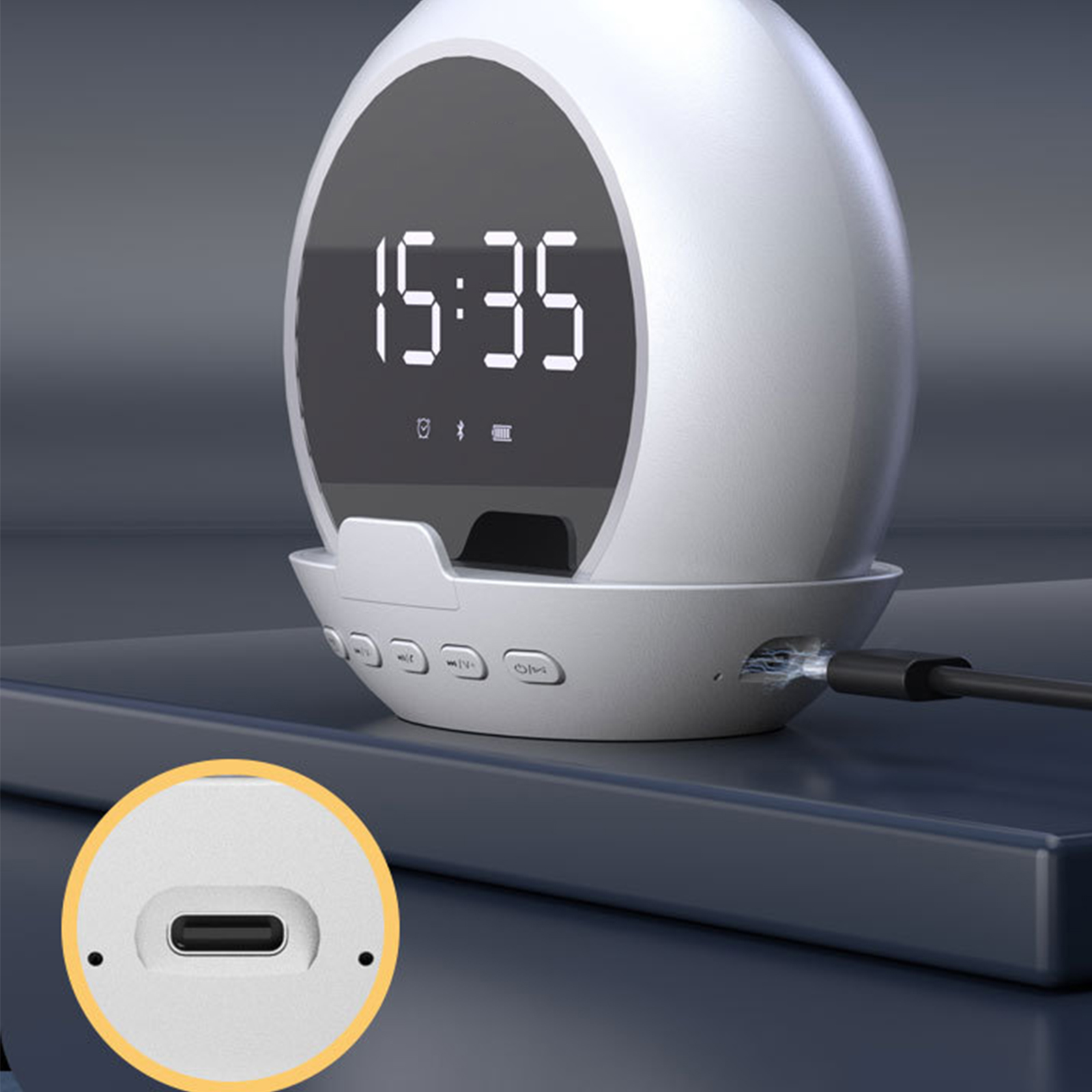 Weißer, eiförmiger Wecker mit Digitalanzeige, die 15:35 anzeigt. USB-C-Anschluss unten.