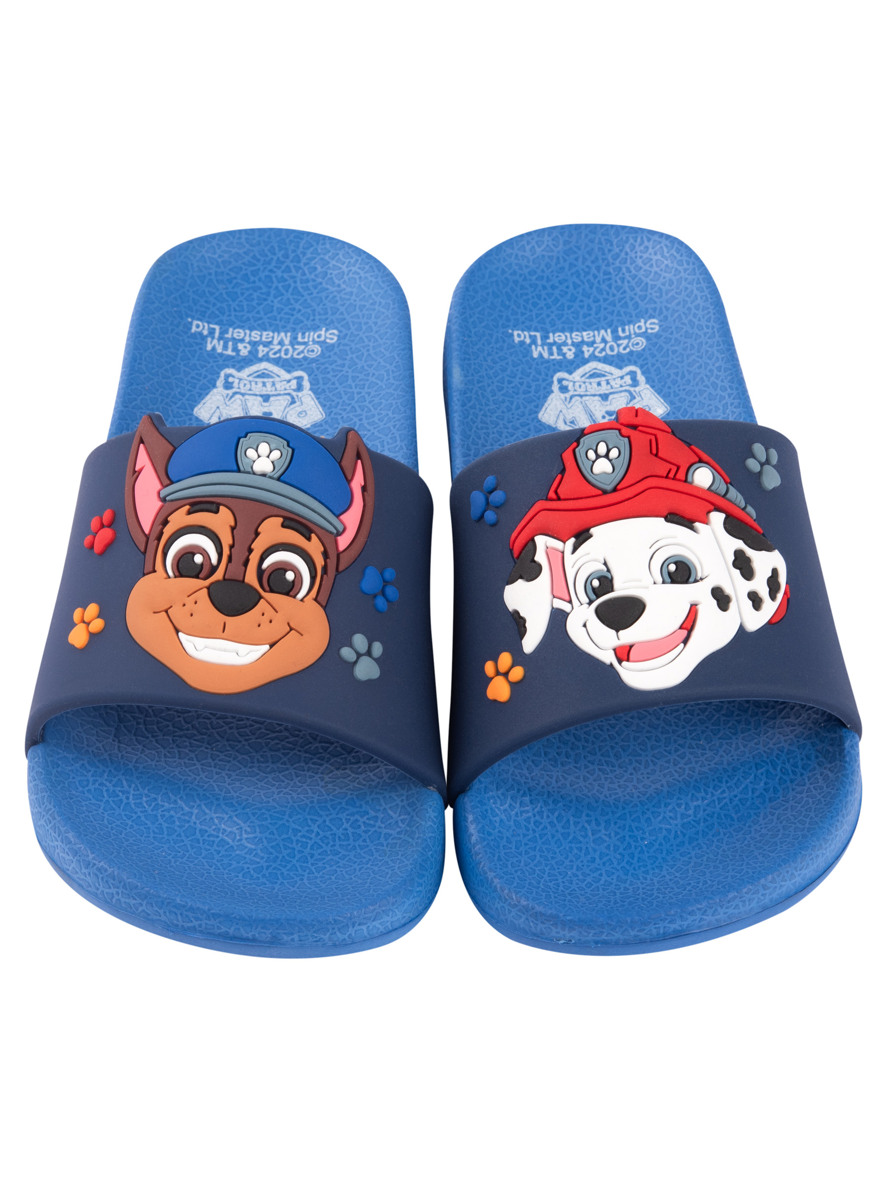 Blaue Paw Patrol-Schlappen mit Chase- und Marshall-Figuren. Weißer Hintergrund.