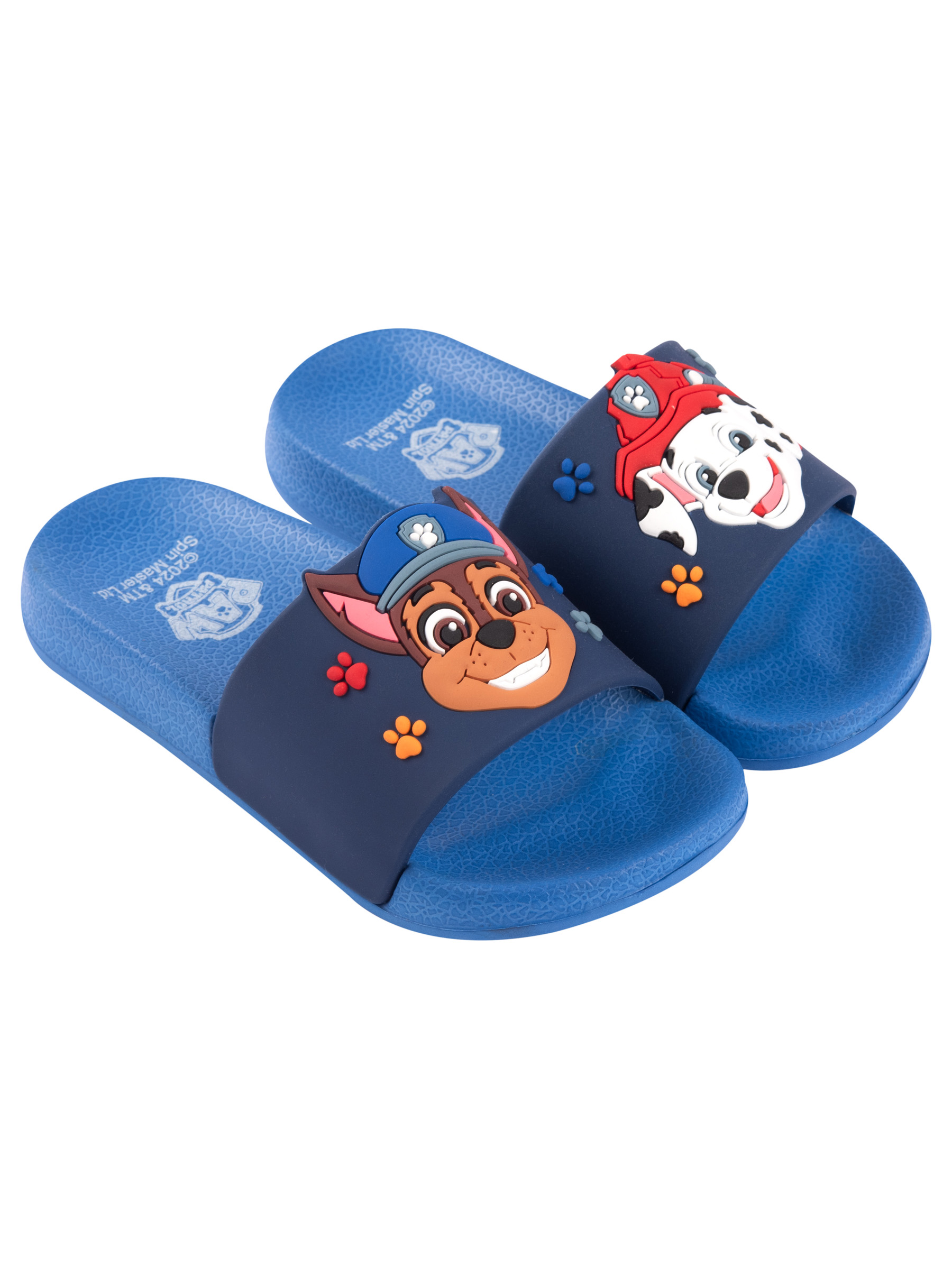 Blaue Paw Patrol-Schlappen mit Chase- und Marshall-Figuren. Weißer Hintergrund.