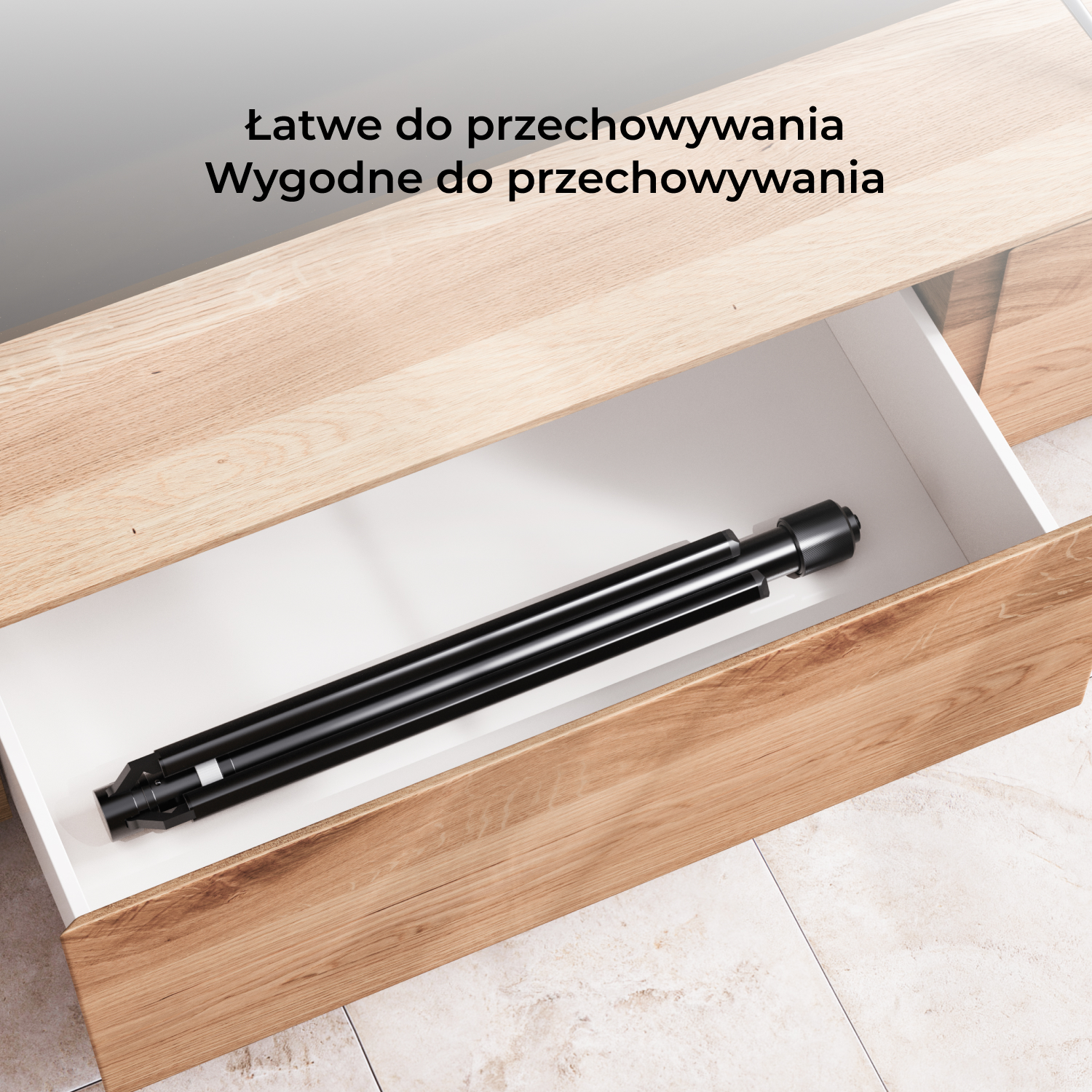 Czarny stojak jest przechowywany w szufladzie. Szuflada jest otwarta, z jasnym drewnianym wykończeniem. Tło to podłoga wyłożona kafelkami.