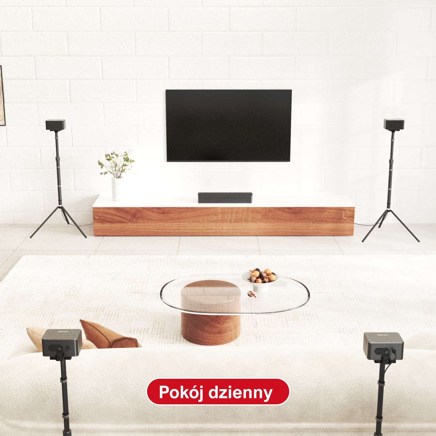 Aranżacja salonu z białą sofą, szklanym stołem i telewizorem. Cztery głośniki na stojakach wokół telewizora.