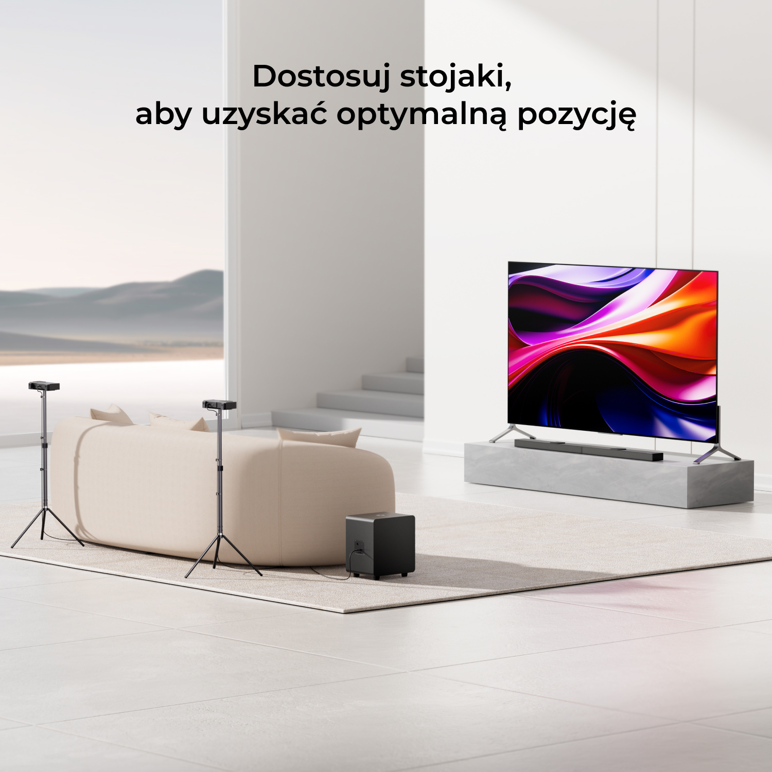 Aranżacja salonu z telewizorem i soundbarem na białym stojaku, w towarzystwie stojaków głośnikowych. Pokój ma beżowy dywan.