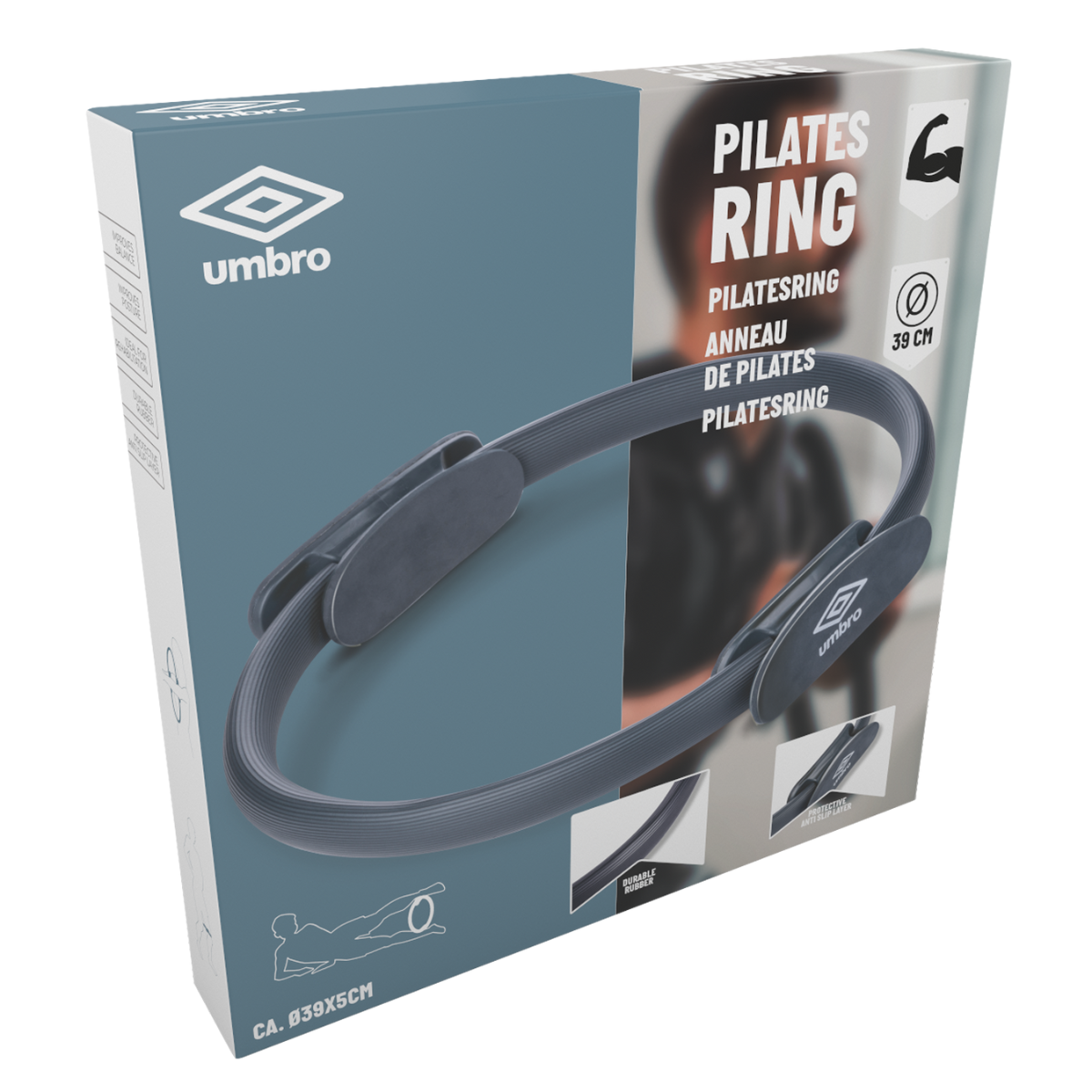 Pilates ring in een doos. Grijze ring met zwarte handvatten. Doos toont ringgebruik. Het merk is Umbro.