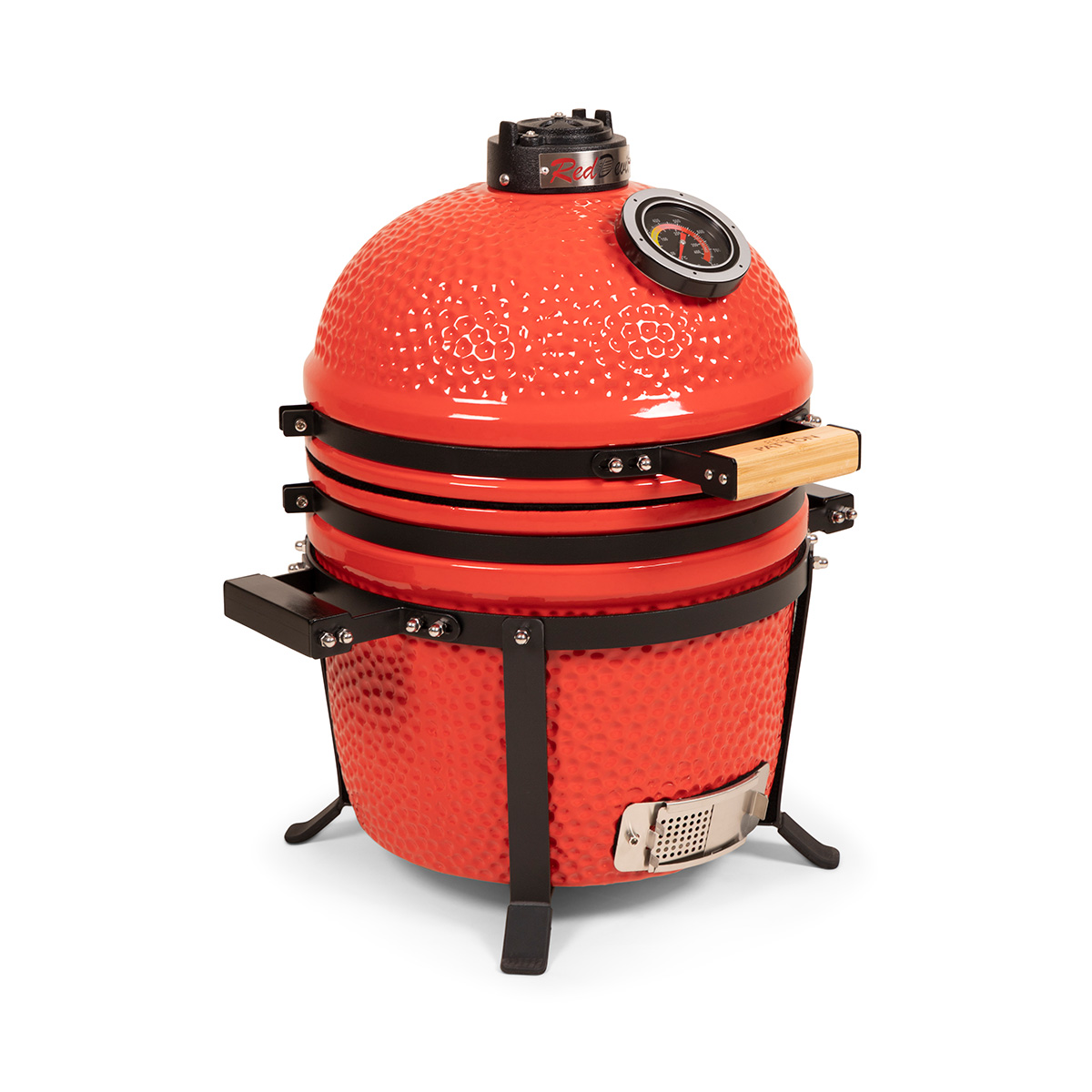 Rode Kamado Joe grill, open. Het heeft een rode keramische behuizing, zwarte accenten en een thermometer bovenop. Witte achtergrond.