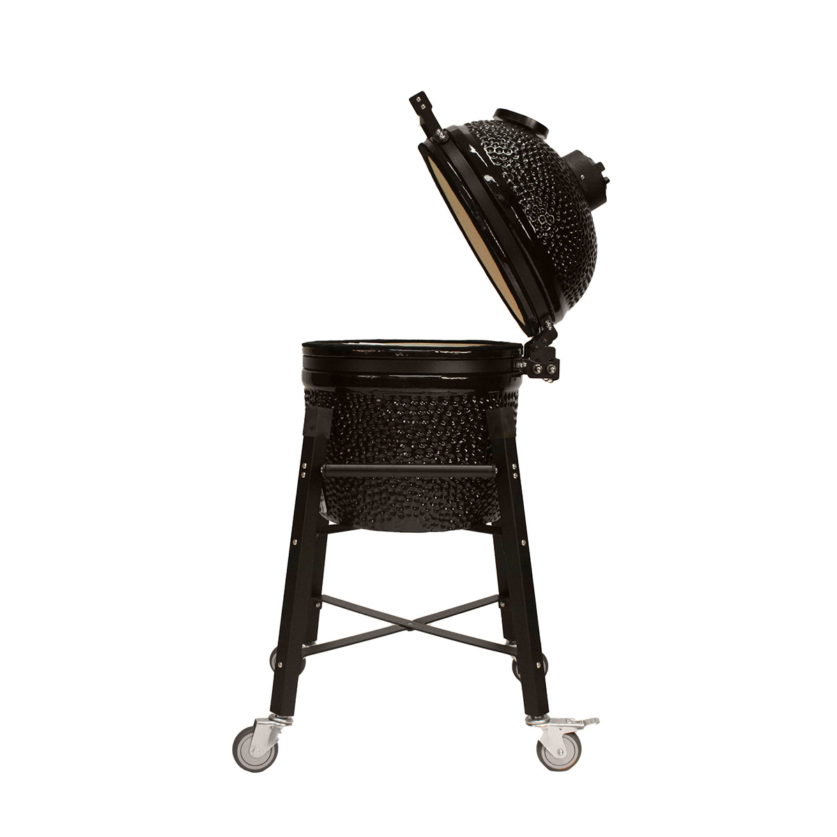 Schwarzer Kamado Joe Grill, offen. Er hat einen schwarzen Keramikkörper und steht auf einem schwarzen Metallständer. Weißer Hintergrund.