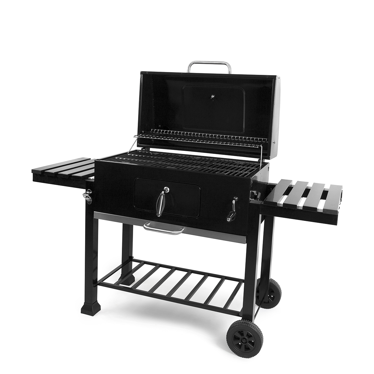 Een zwarte houtskoolgrill met twee bijzettafels en een onderste plank, op een witte achtergrond.