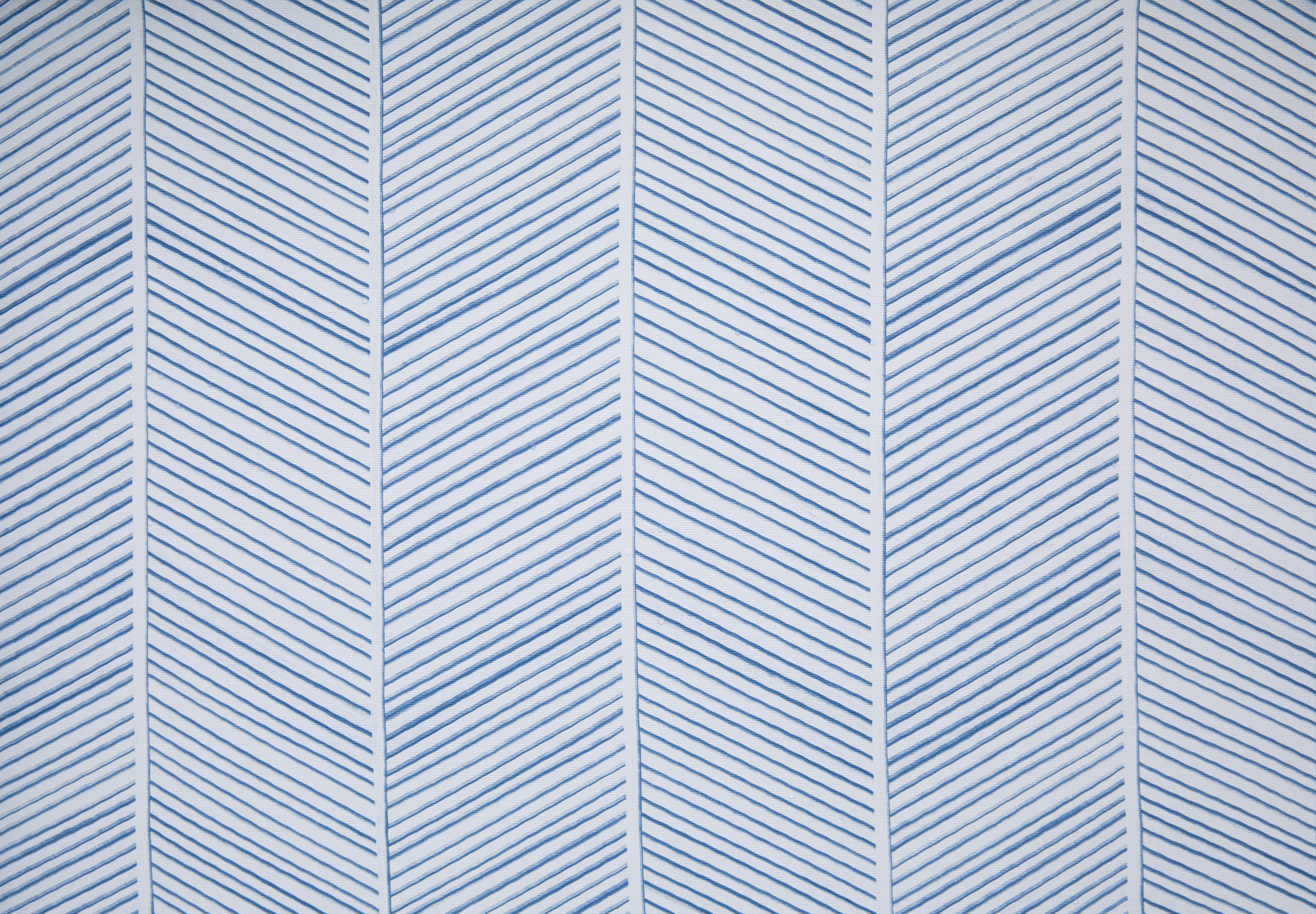 Blau-weißes Zickzackmuster auf weißem Hintergrund.