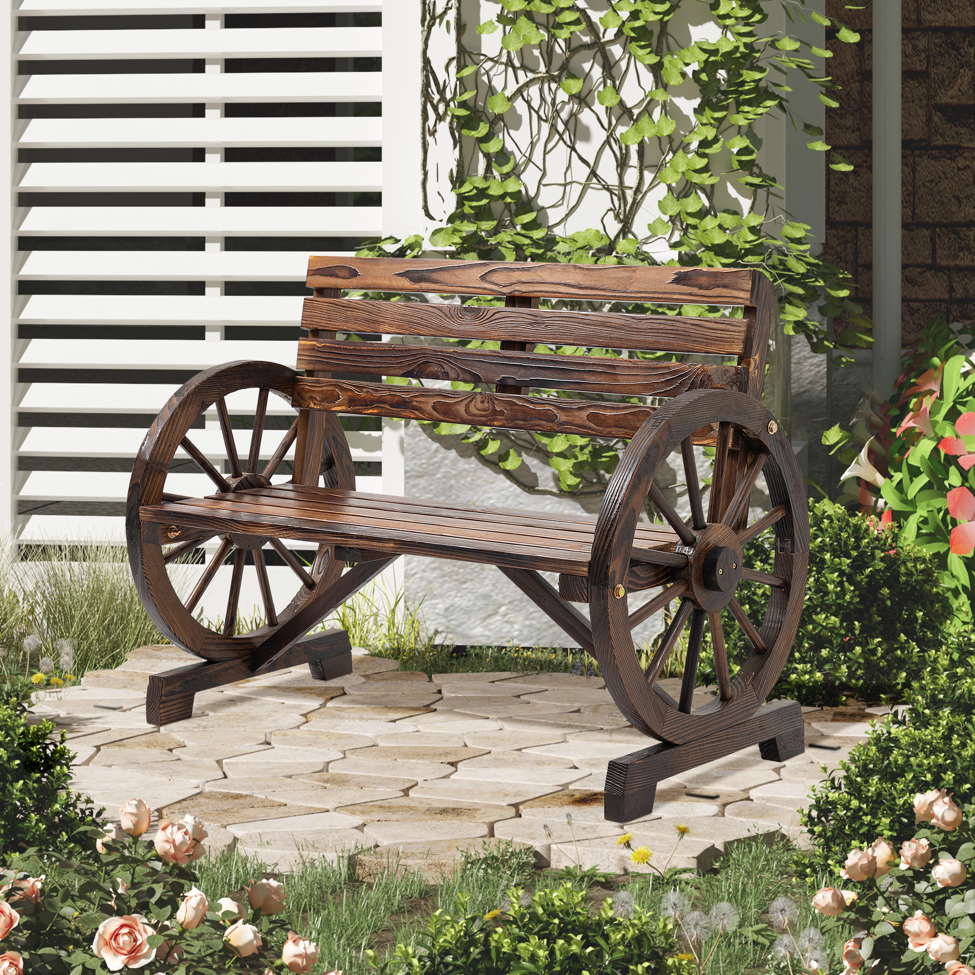 Braune Holzbank mit Wagenradenden. Auf Steinweg, umgeben von Pflanzen und Blumen.