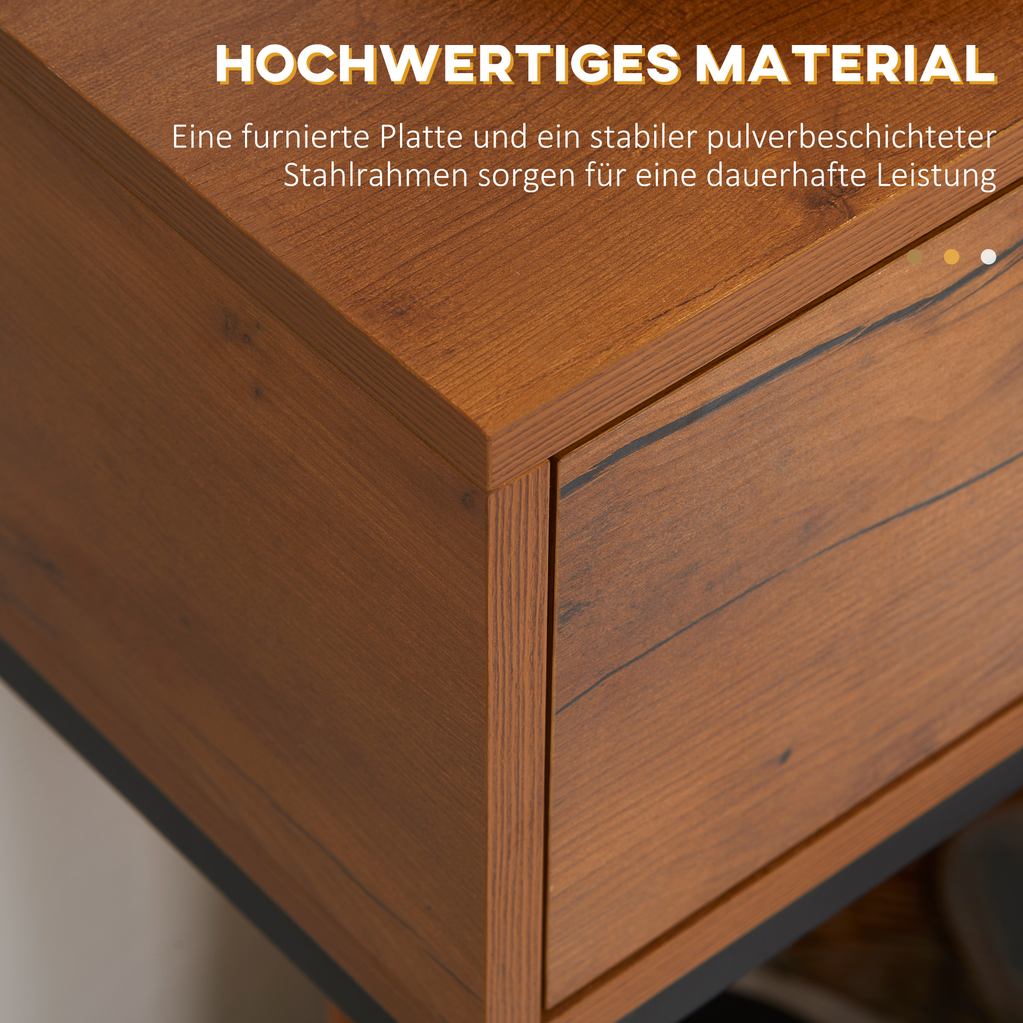 Nahaufnahme einer Ecke eines Schreibtisches in Holzoptik. Der Text 'HOCHWERTIGES MATERIAL' steht darüber.