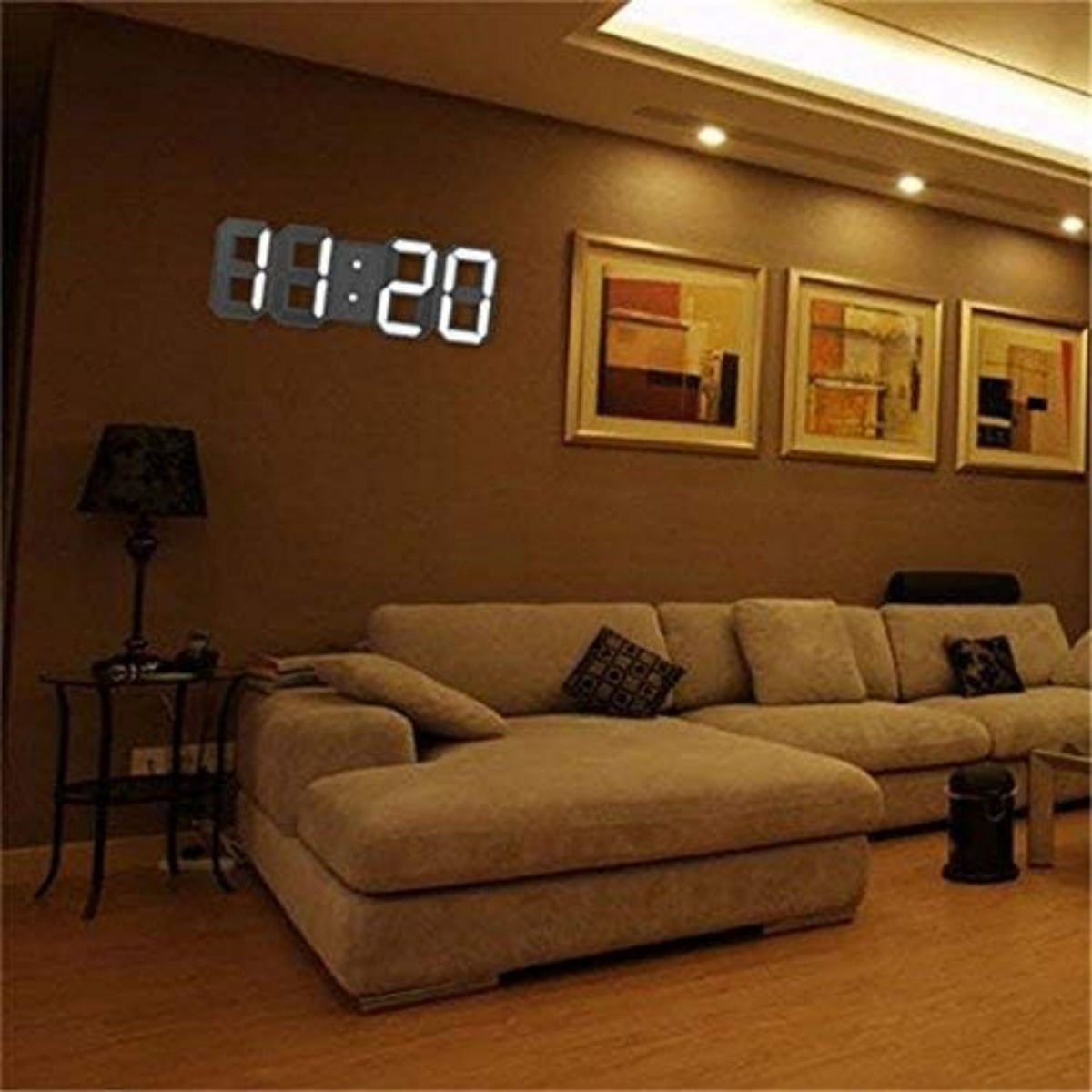 Wohnzimmer mit Digitaluhr, die 11:20 anzeigt, braunem Sofa und gerahmter Kunst.