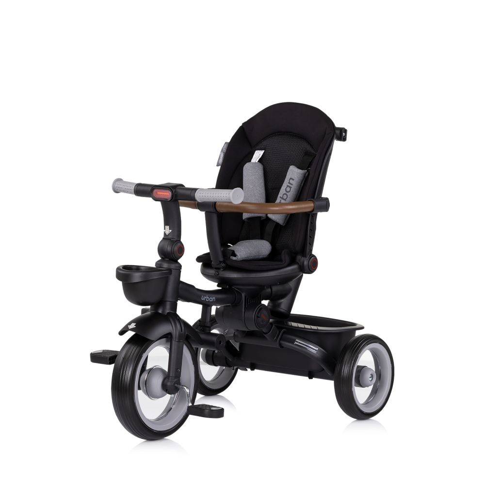 Schwarzes Dreirad mit schwarzem Sitz, Korb und Eltern-Griff. Graue Räder.