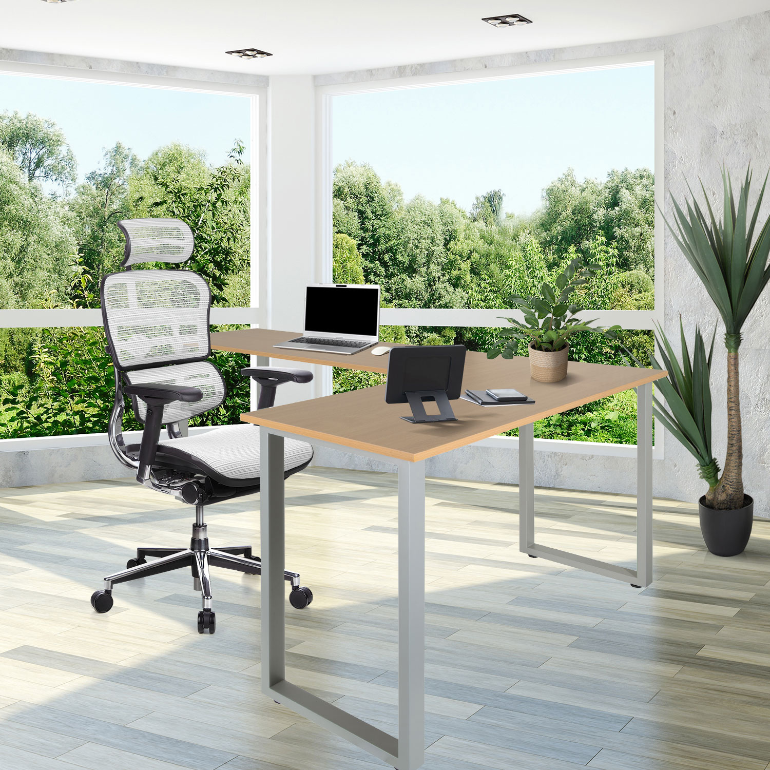 Bürofläche mit Schreibtisch, Stuhl, Laptop und Fensterblick auf Bäume und Himmel.