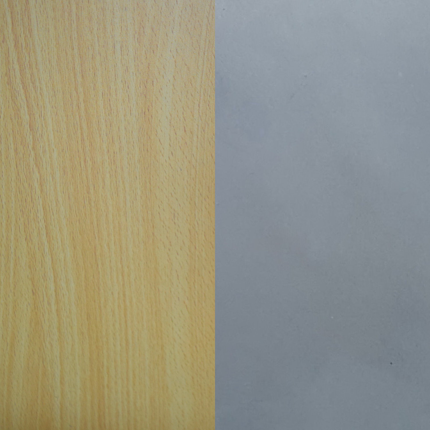 Holz- und graue Oberflächen nebeneinander. Holz hat eine helle Maserung, Grau ist glatt und flach.