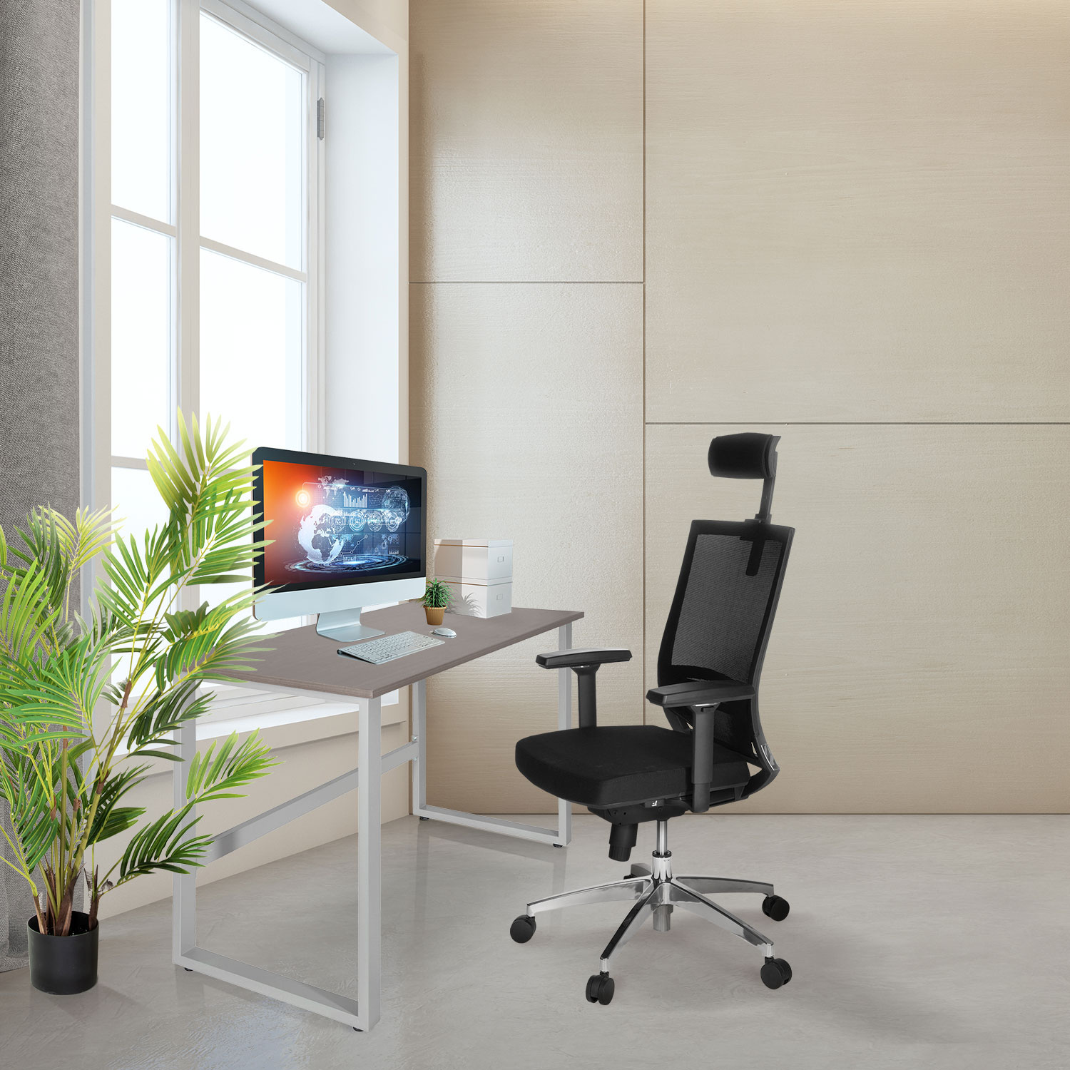 Büro-Setup mit Schreibtisch, Computer, Stuhl und Pflanze. Grau-weißes Farbschema.