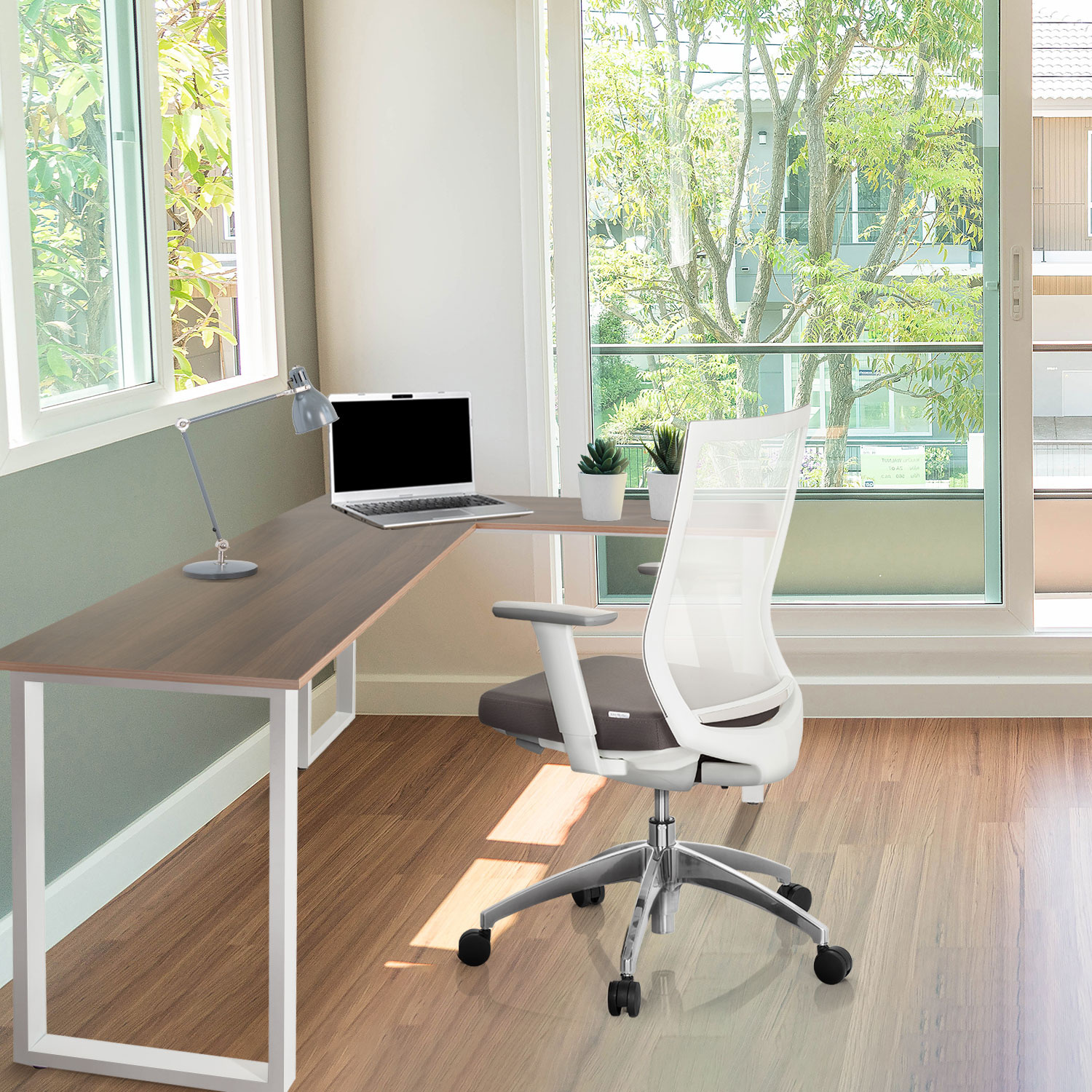 Home-Office-Setup mit Schreibtisch, Laptop, Schreibtischlampe und weißem Bürostuhl.