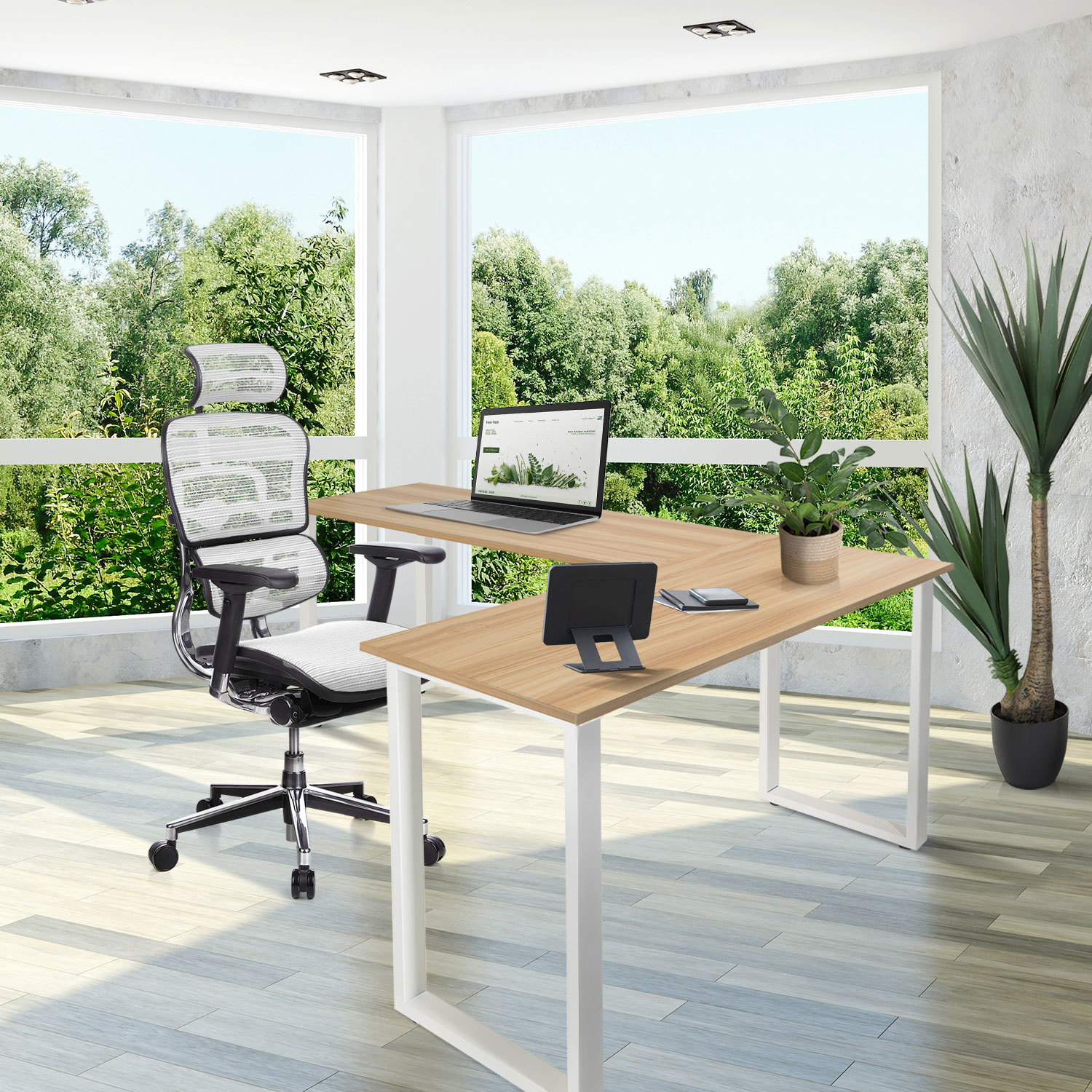 Ein Büro mit Schreibtisch und ergonomischem Stuhl. Auf dem Schreibtisch steht ein Laptop, und es gibt Fenster mit Außenansicht.