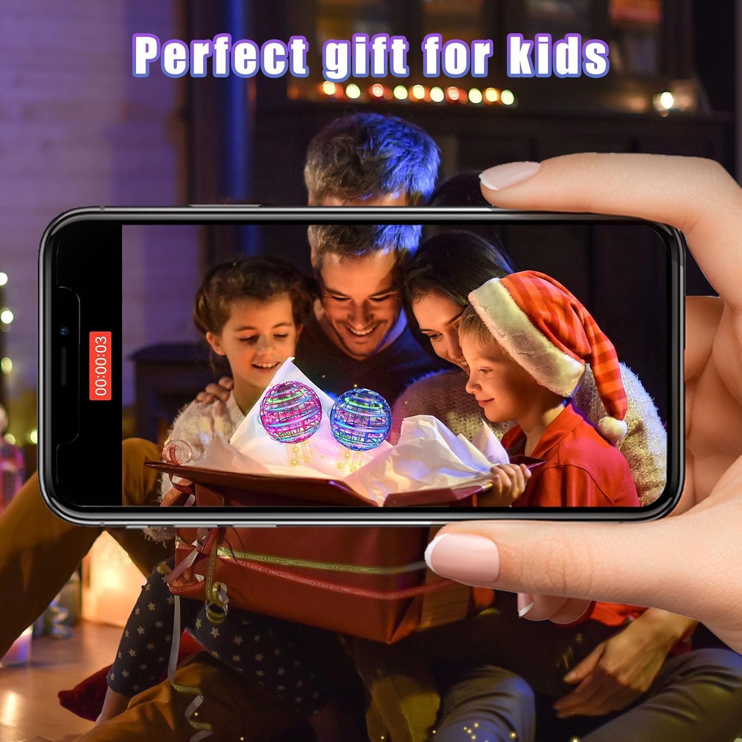 Eine Familie schaut auf einen Telefonbildschirm, der ein fliegendes Ballspielzeug zeigt. Die Worte 'Perfektes Geschenk für Kinder' stehen oben.