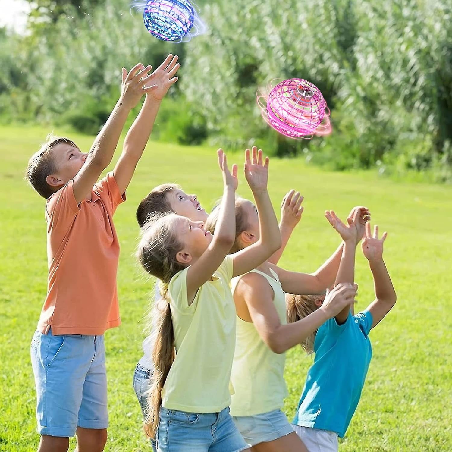 Kinder greifen nach fliegenden Kugelspielzeugen in einer grasbewachsenen Gegend. Helles Sonnenlicht.