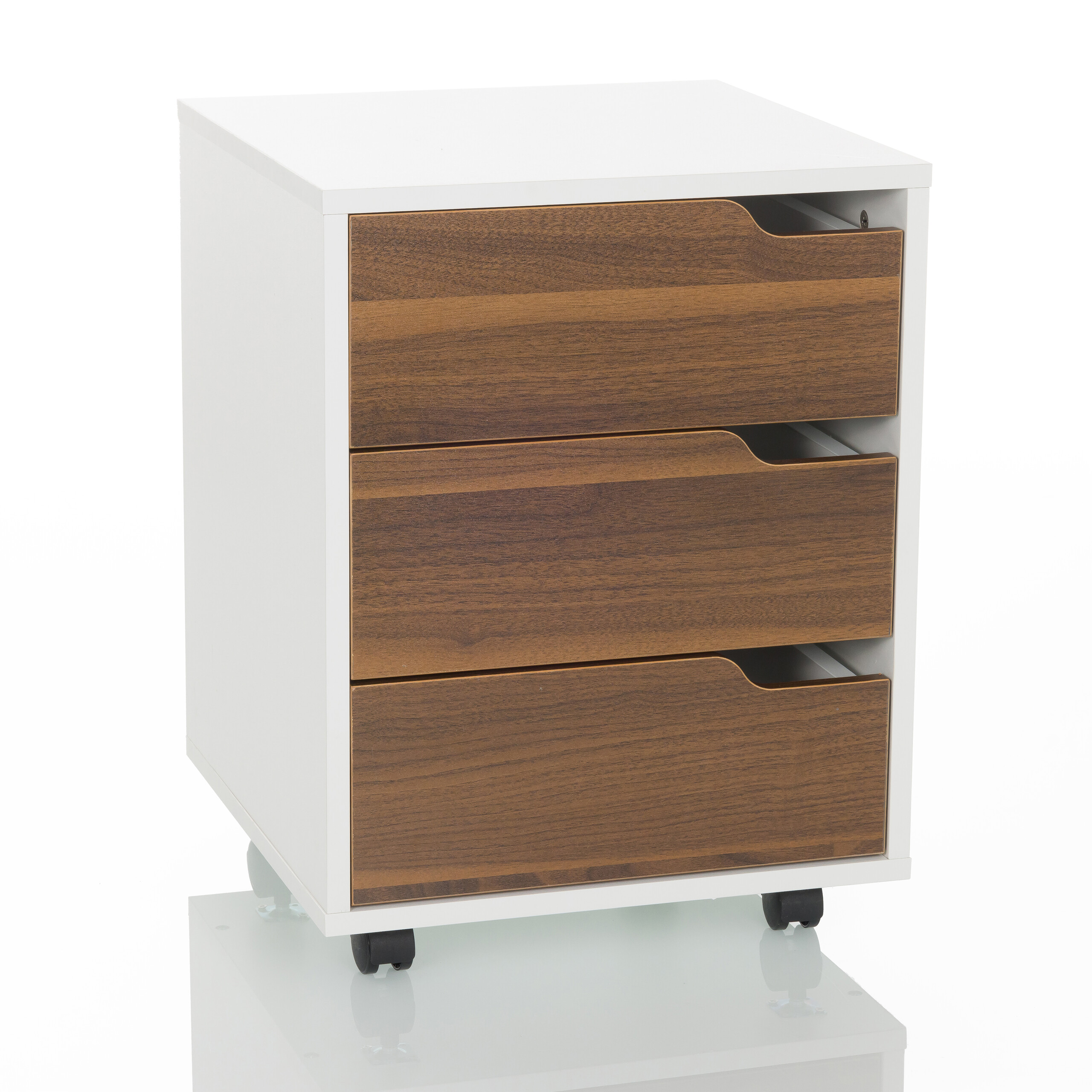 Weißer Schrank mit drei Holzschubladen und Rollen auf weißer Oberfläche.