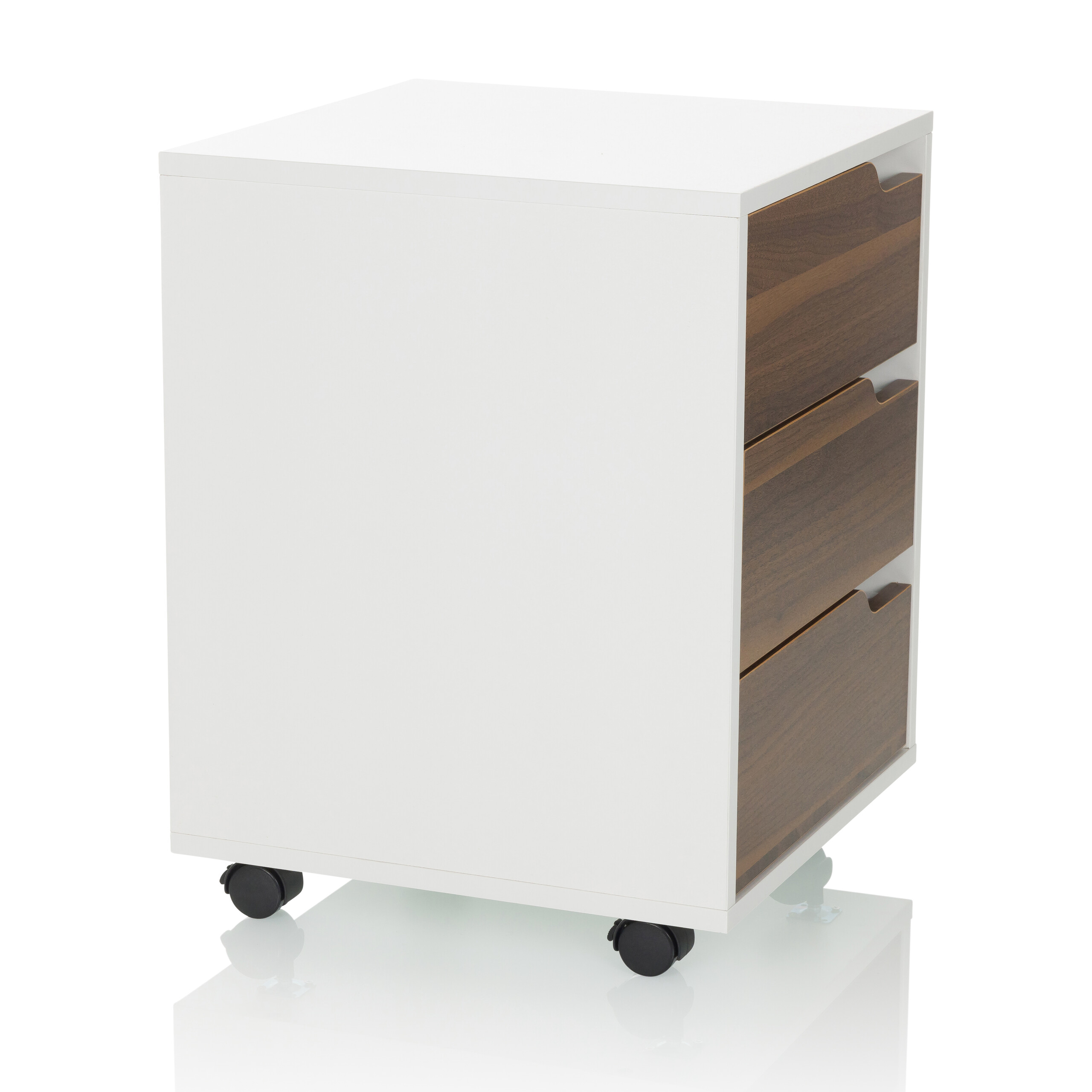 Weißer Schrank mit drei Holzschubladen und Rollen auf weißer Oberfläche.
