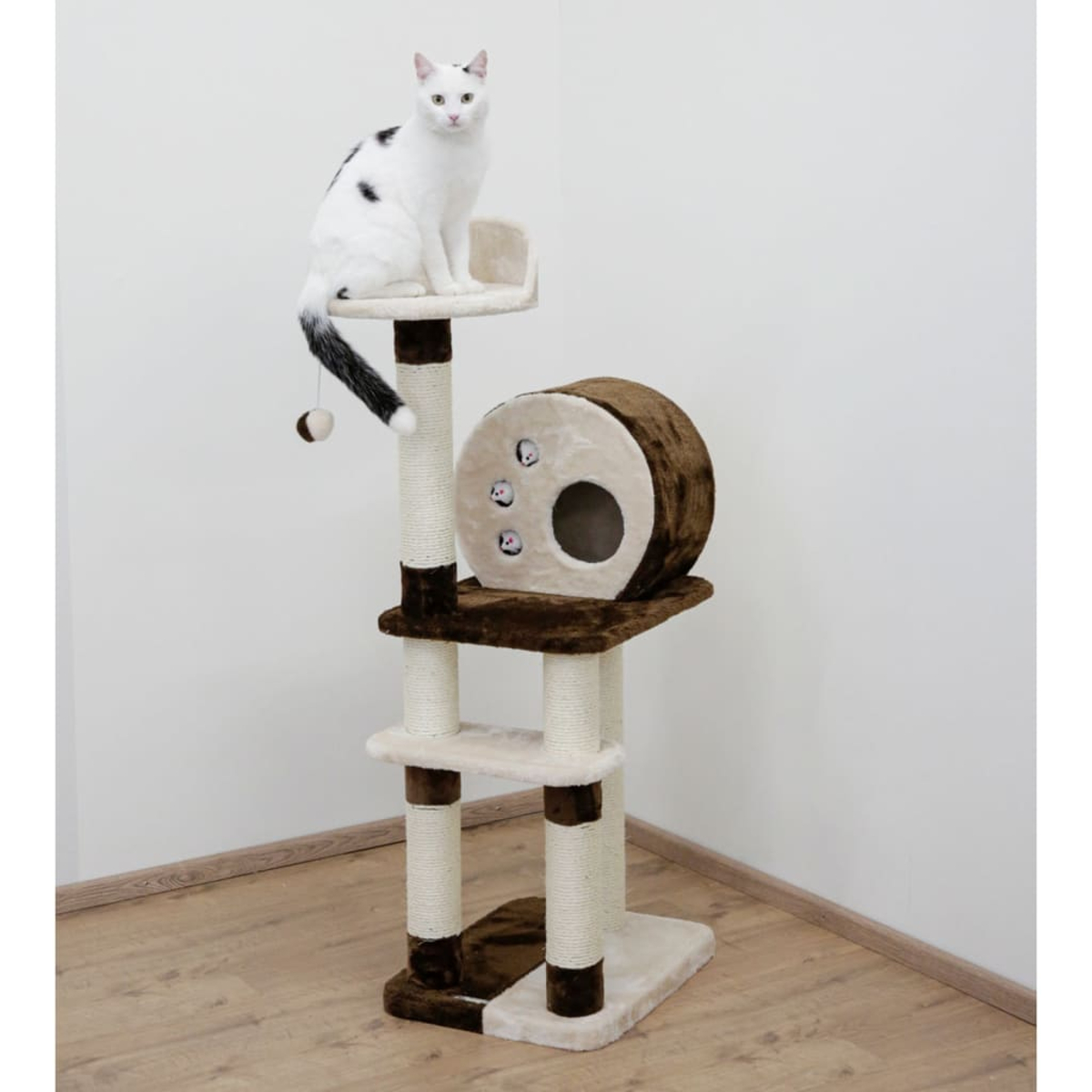 Weiße Katze auf einem Katzenturm mit mehreren Ebenen und einem braunen Bett. Beige und braune Farben werden verwendet.