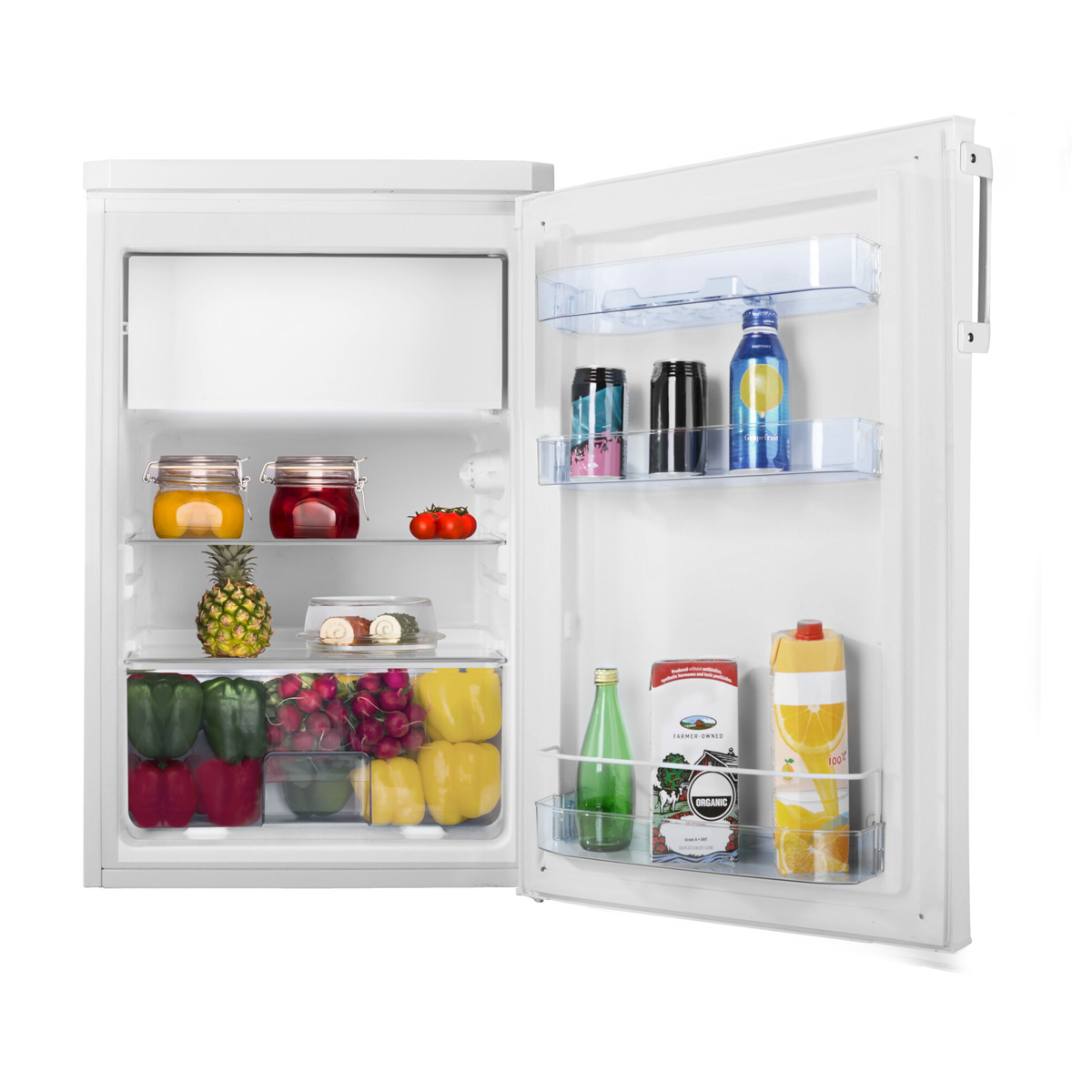 Ein offener Kühlschrank mit Regalen, die Lebensmittel enthalten. Ananas, Gläser und Getränke sind sichtbar.