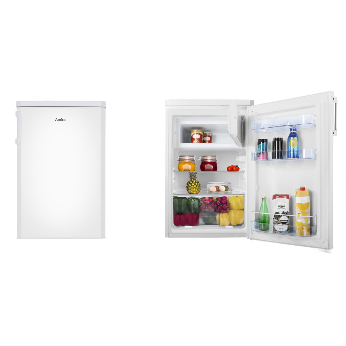 Ein weißer Kühlschrank mit offener Tür, der Regale mit Lebensmitteln zeigt.